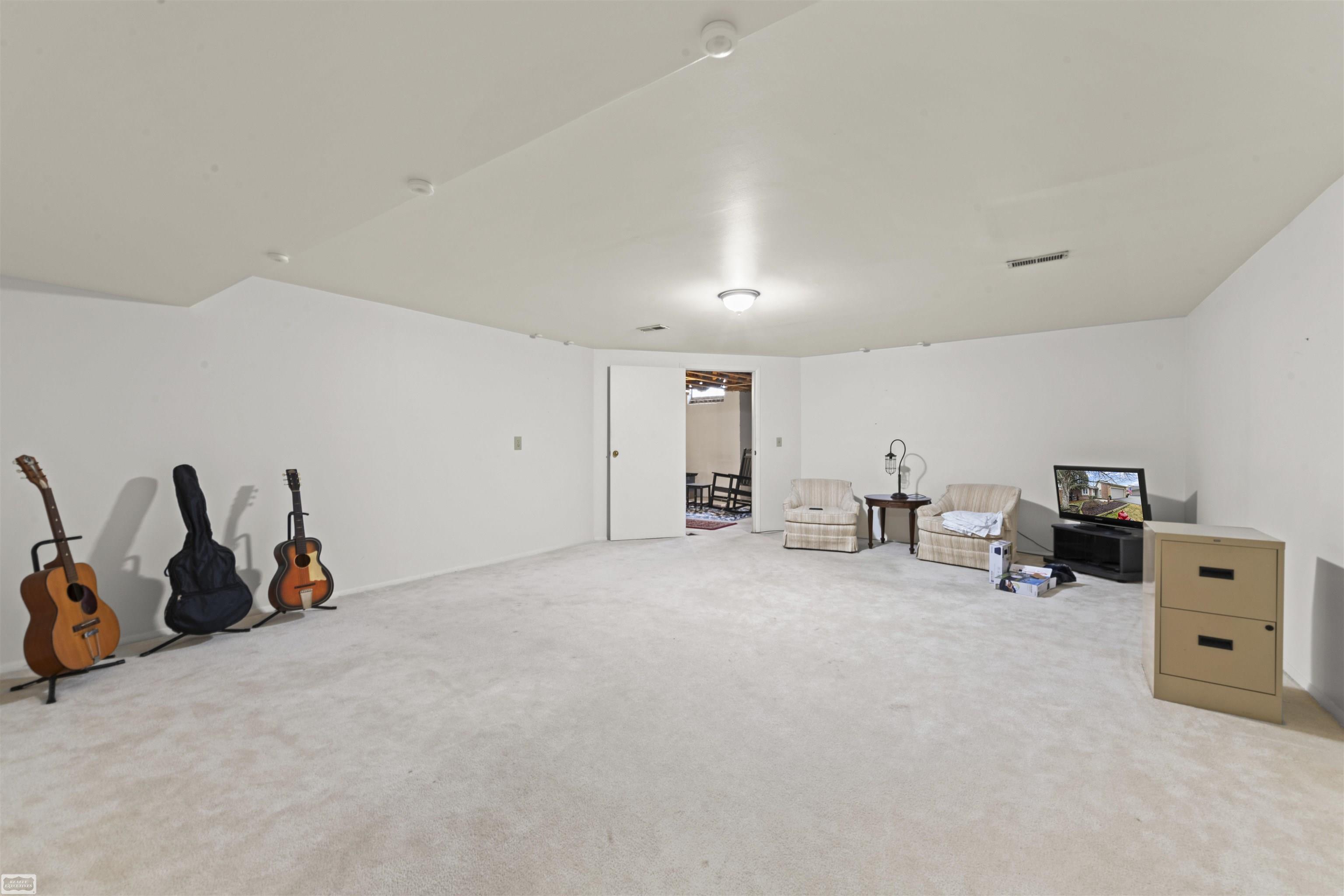 5605 Hillcrest Circle