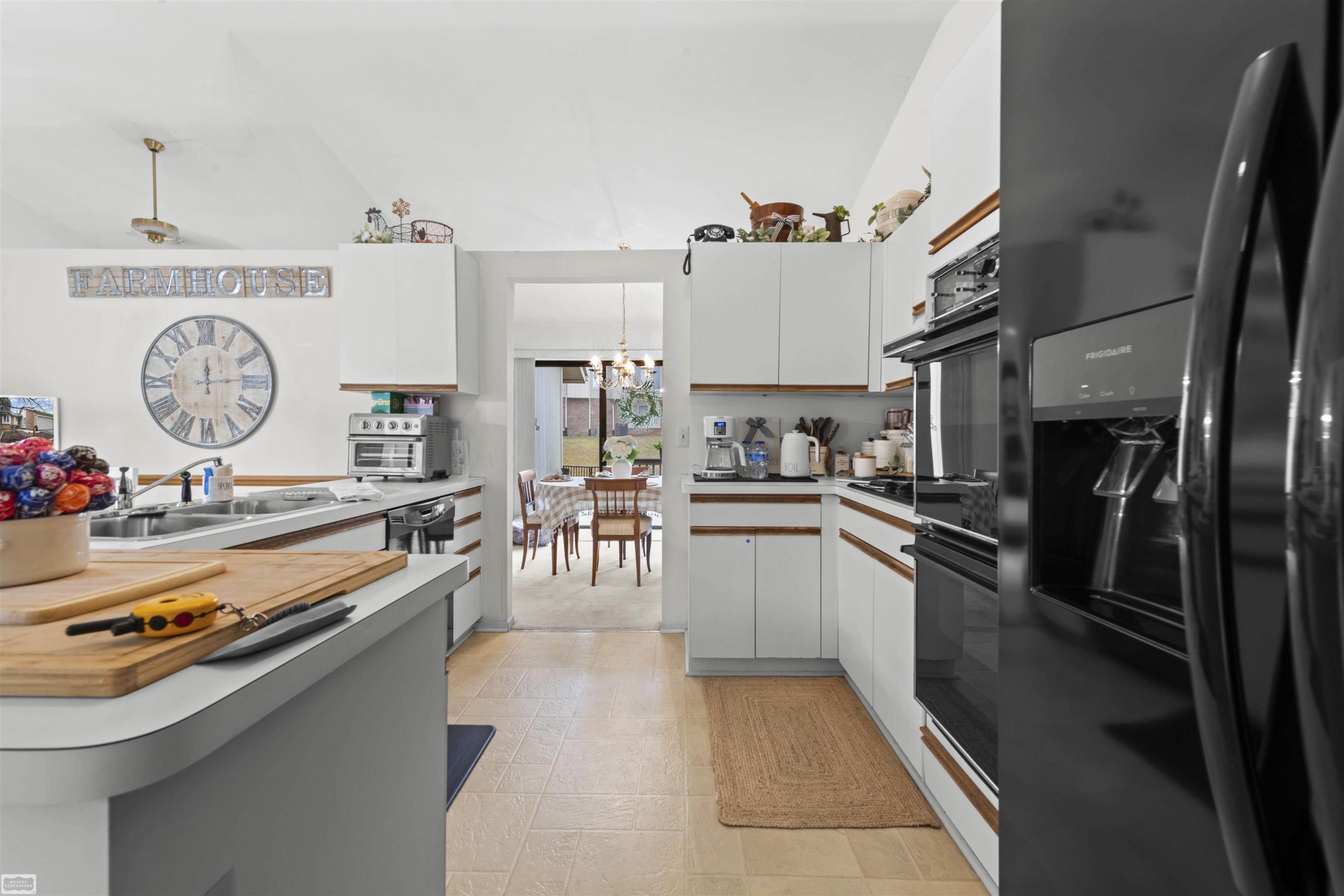 5605 Hillcrest Circle