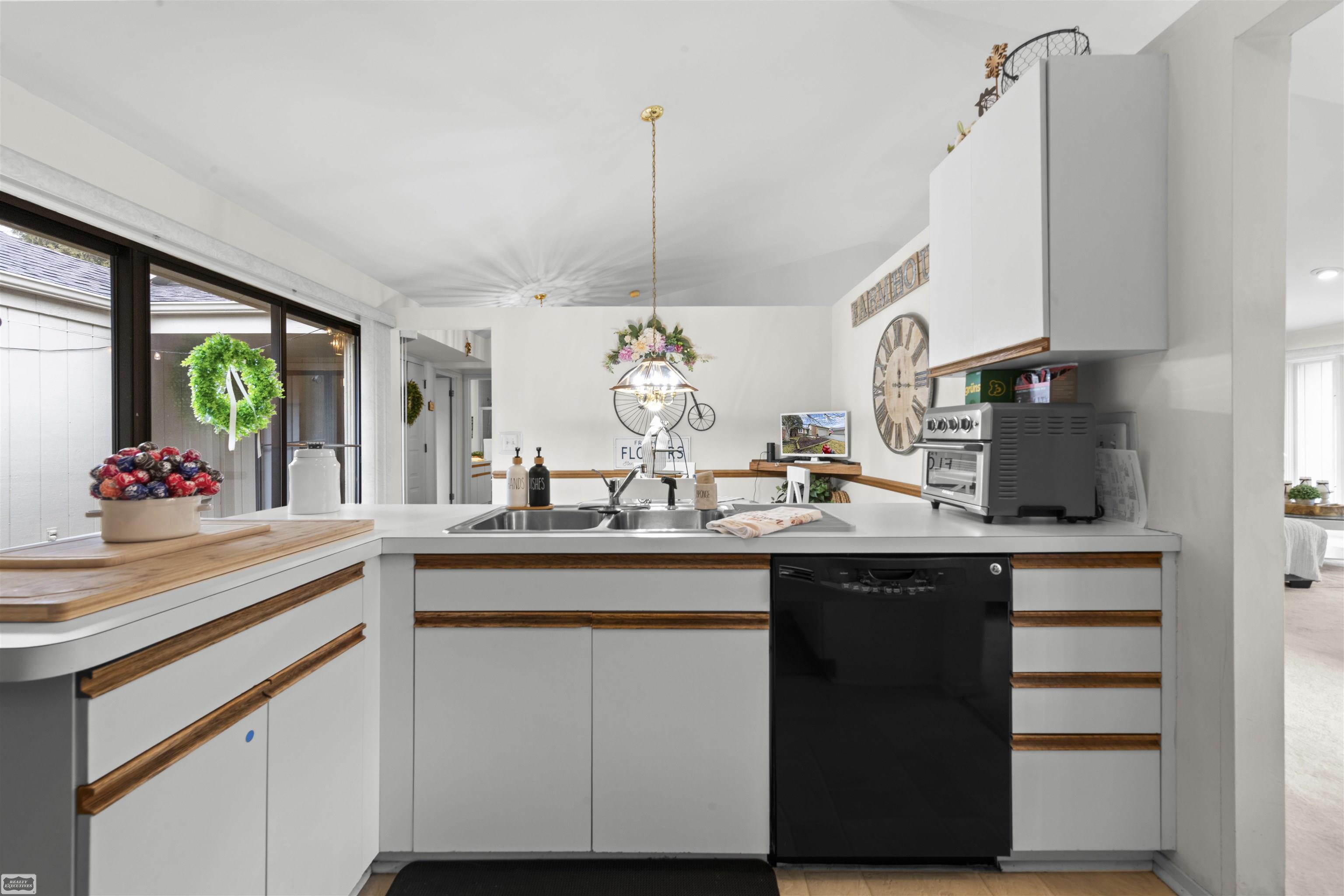 5605 Hillcrest Circle