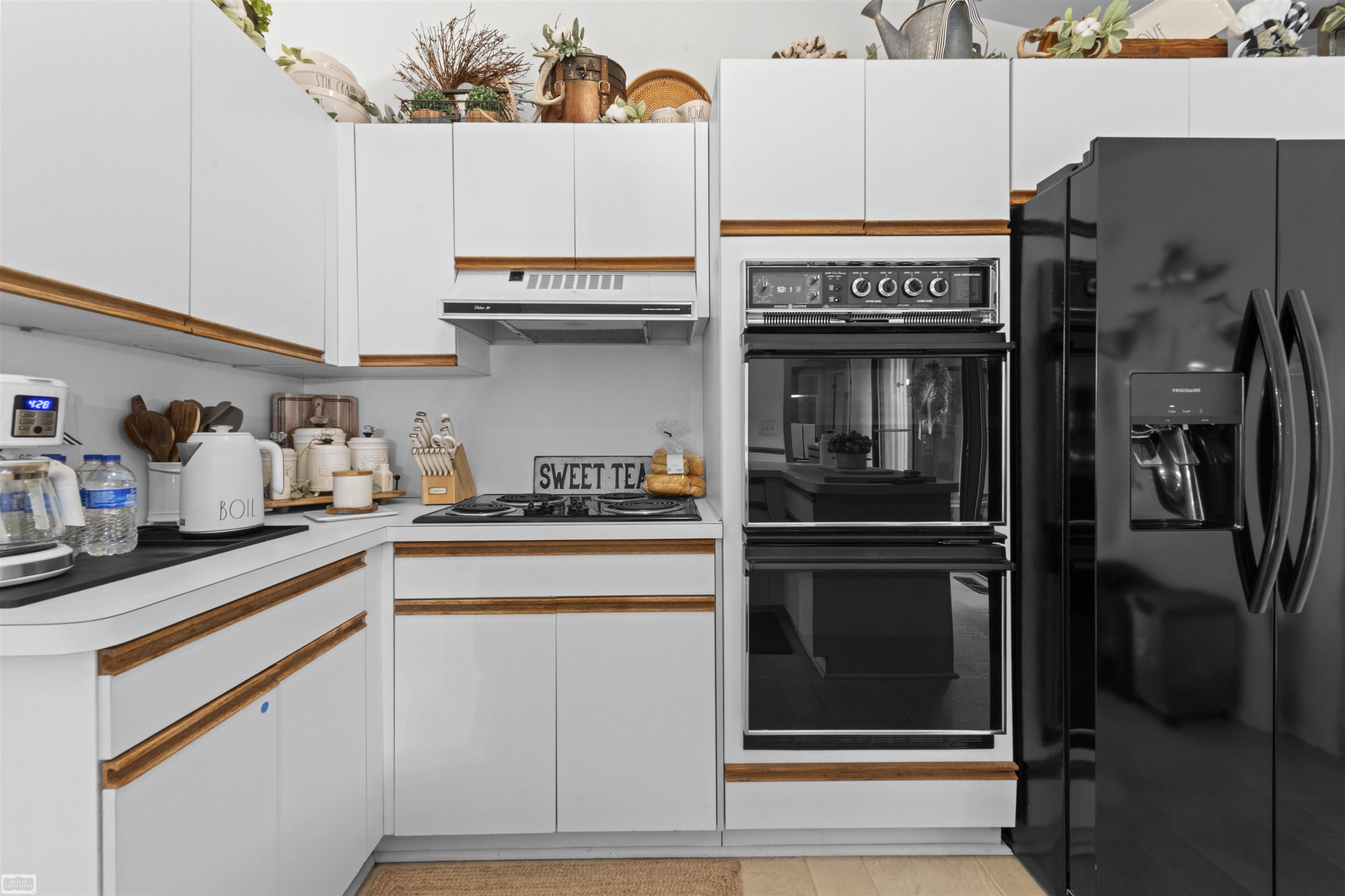 5605 Hillcrest Circle