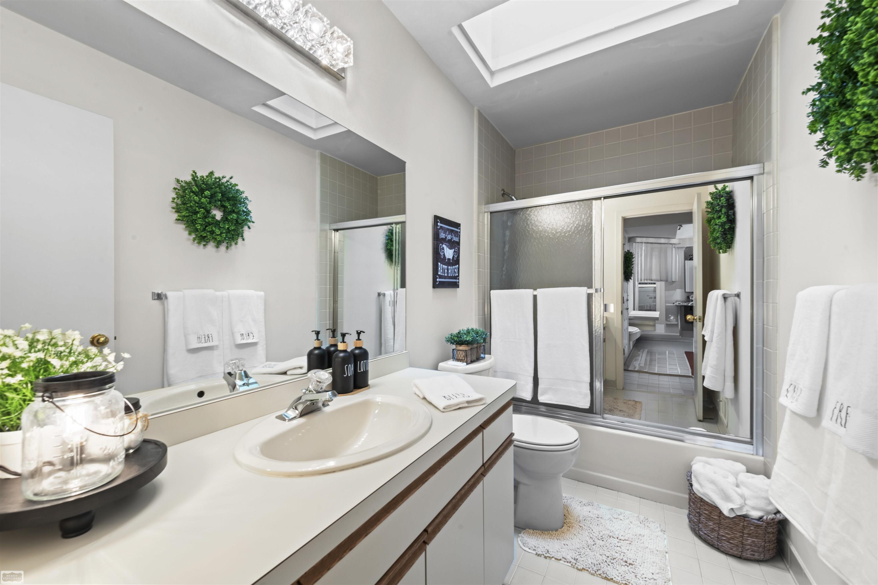 5605 Hillcrest Circle