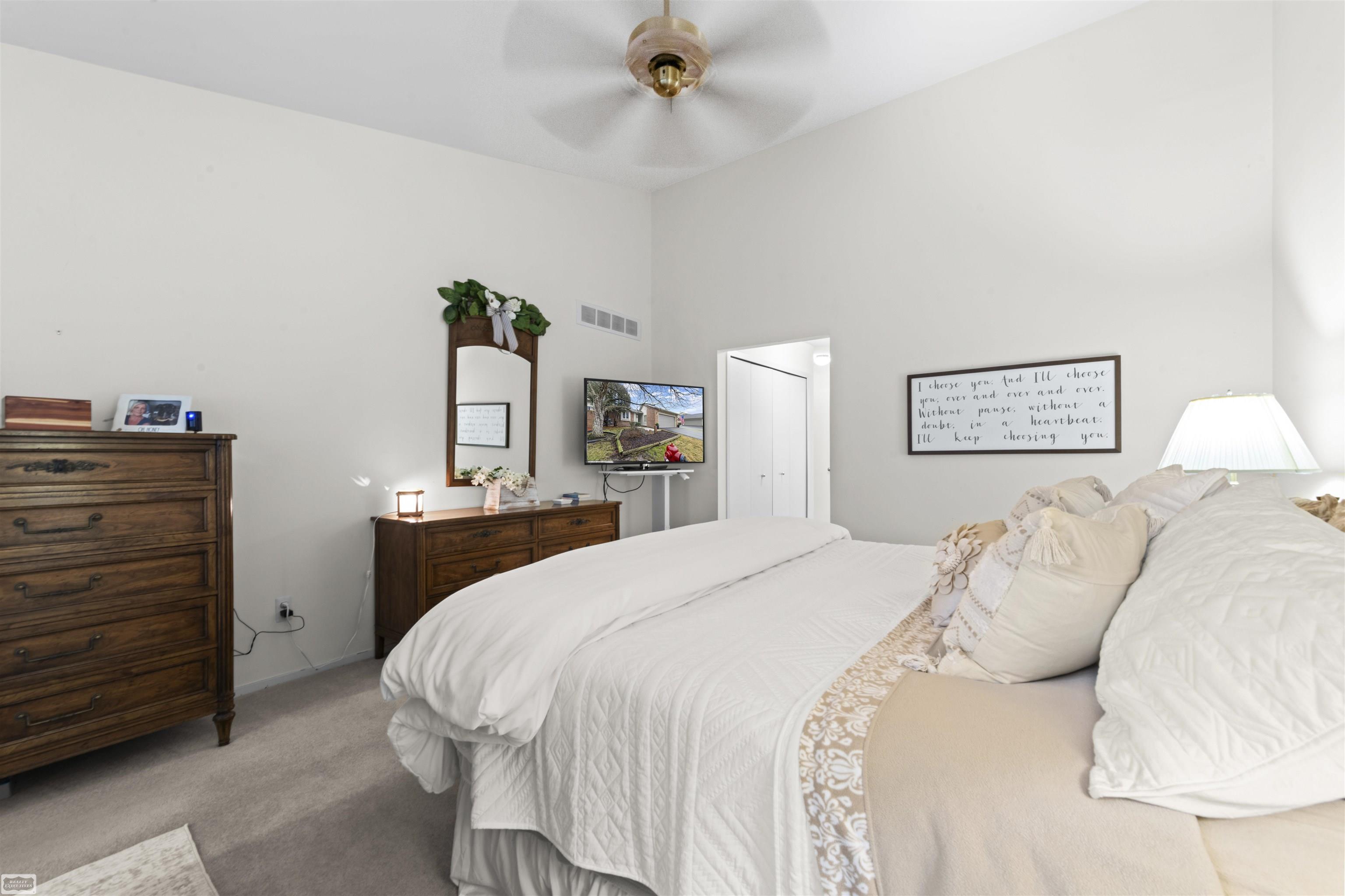 5605 Hillcrest Circle