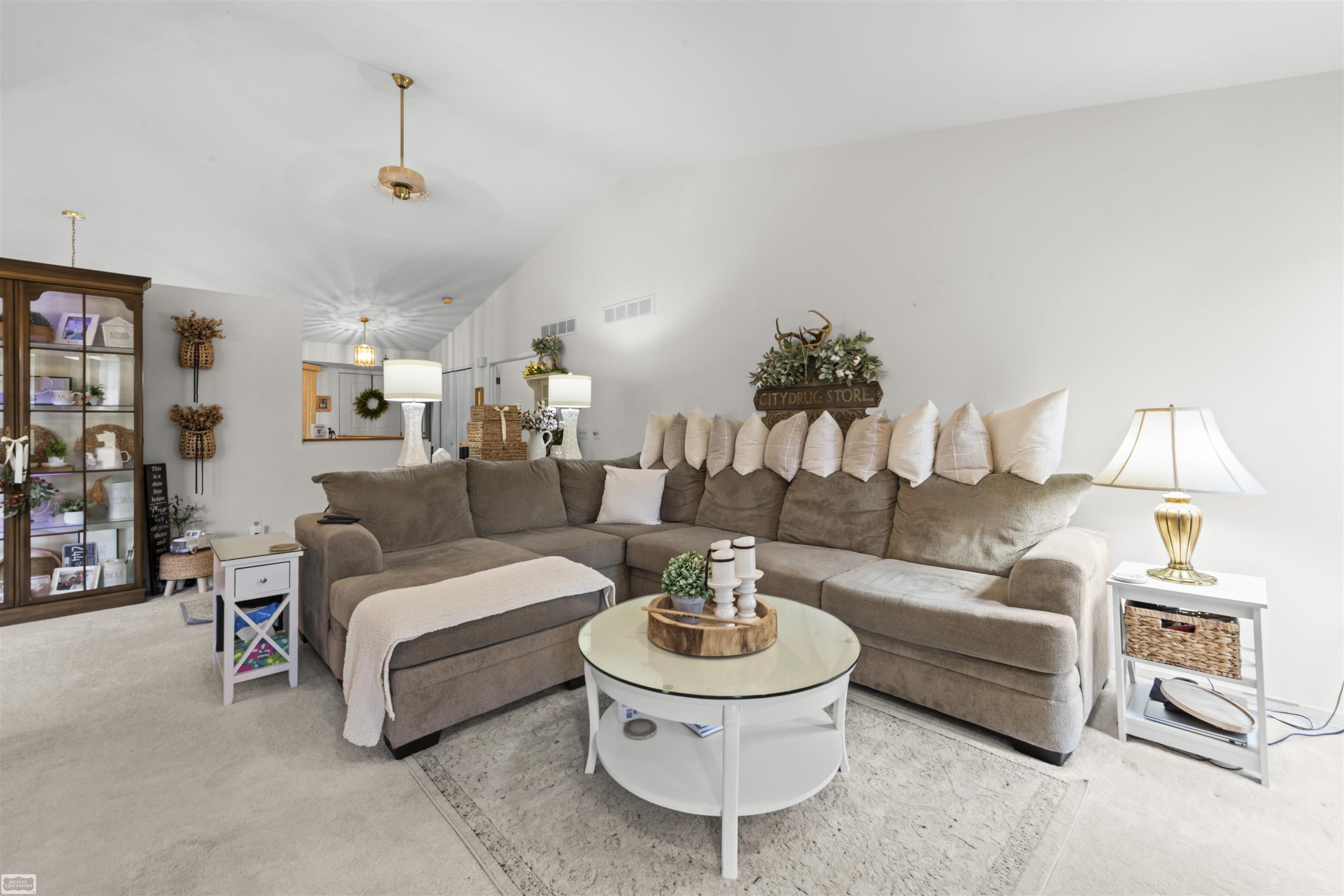 5605 Hillcrest Circle