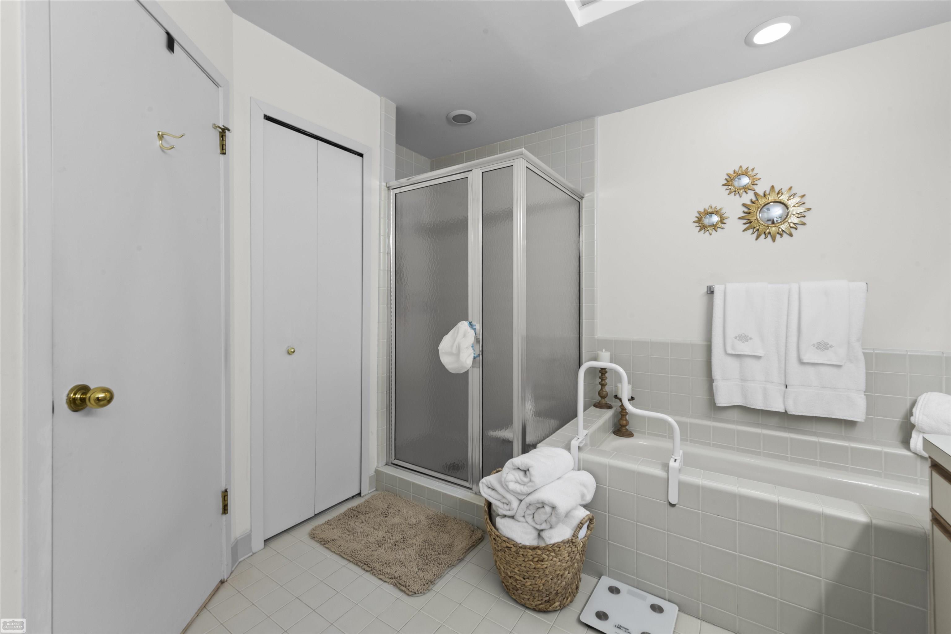 5605 Hillcrest Circle