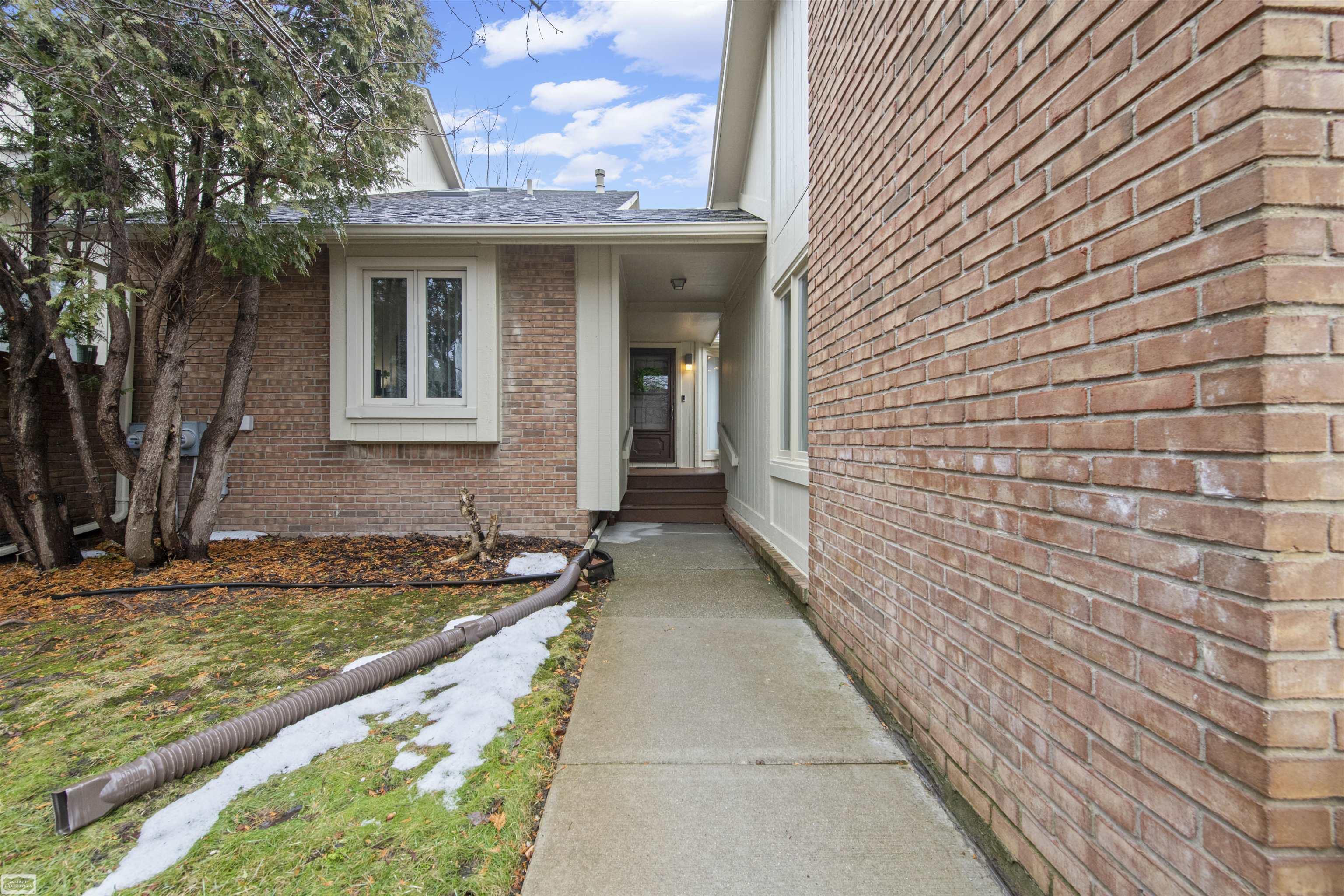 5605 Hillcrest Circle