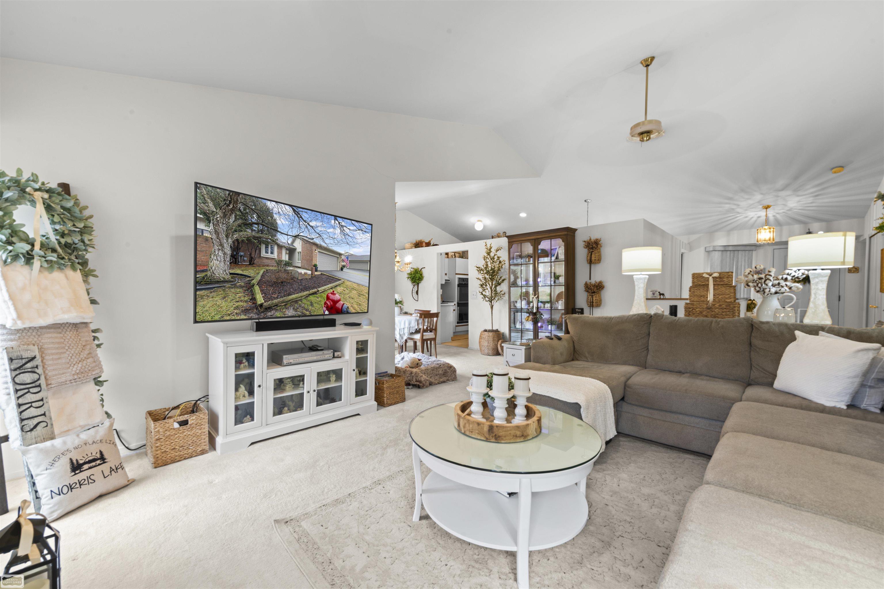 5605 Hillcrest Circle