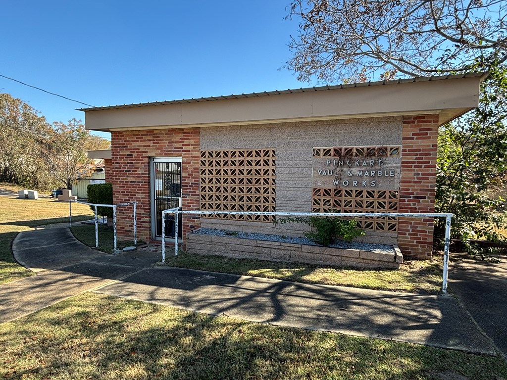 902 South Brundidge Street