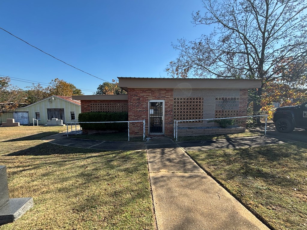 902 South Brundidge Street