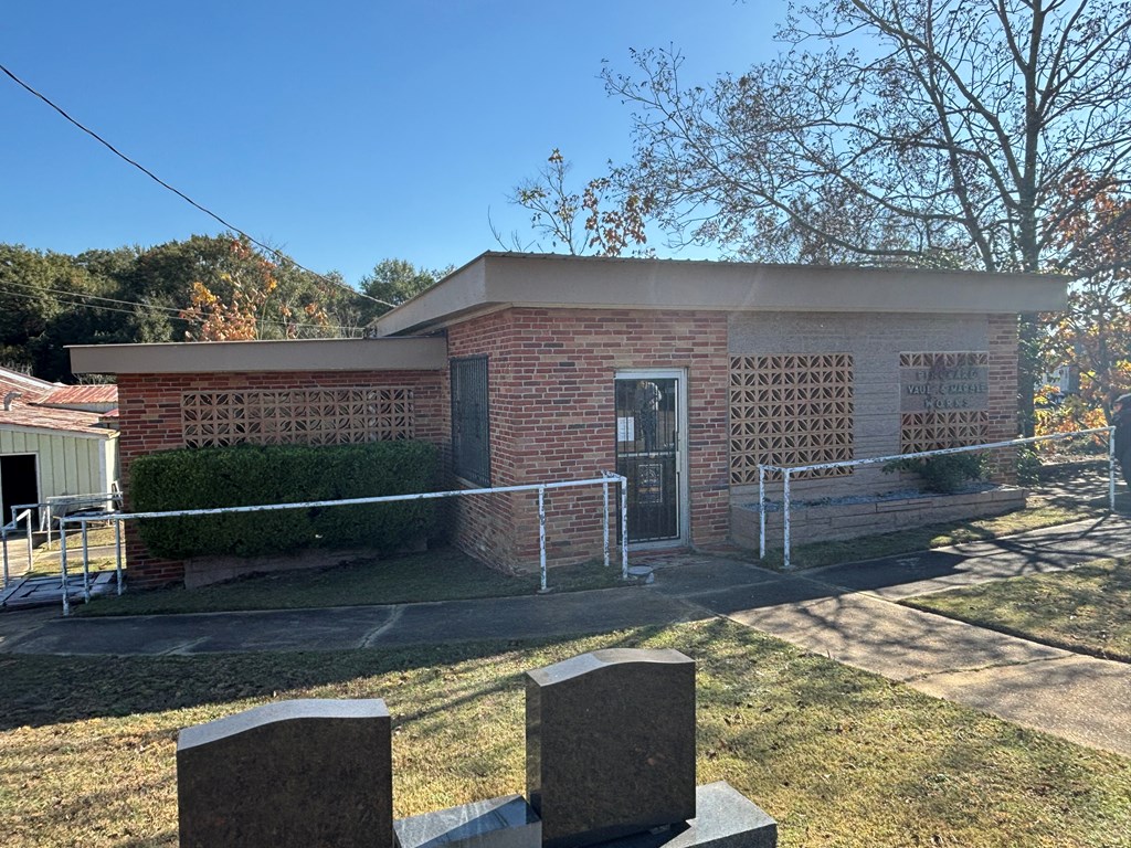 902 South Brundidge Street