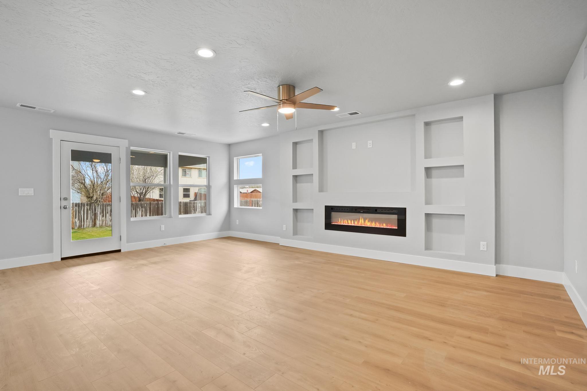 745 N 15th East St