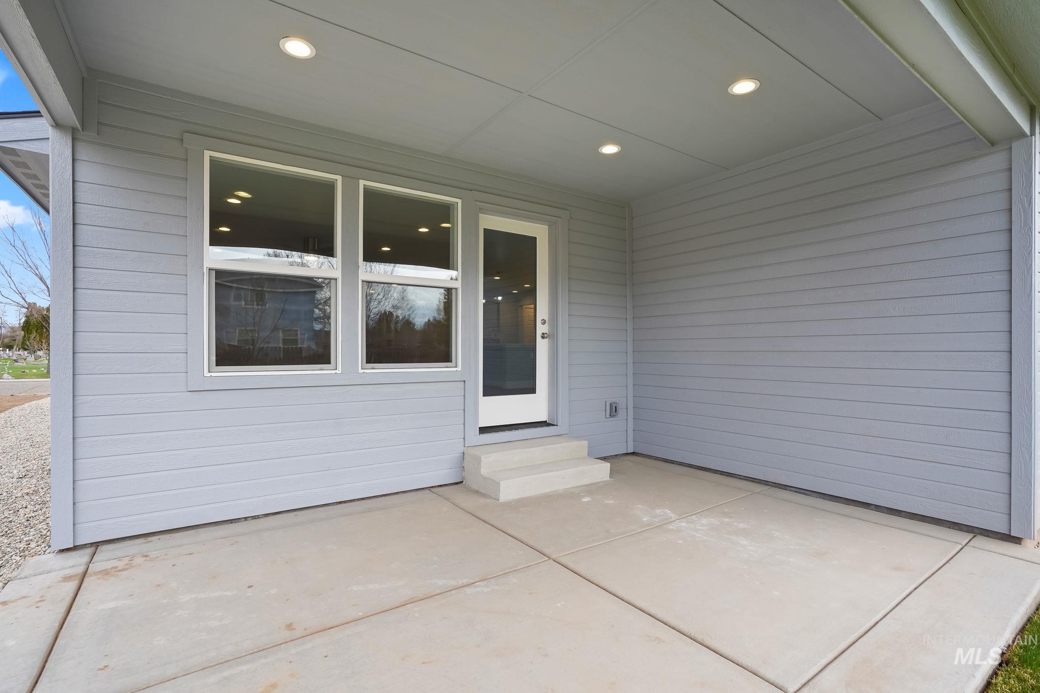745 N 15th East St