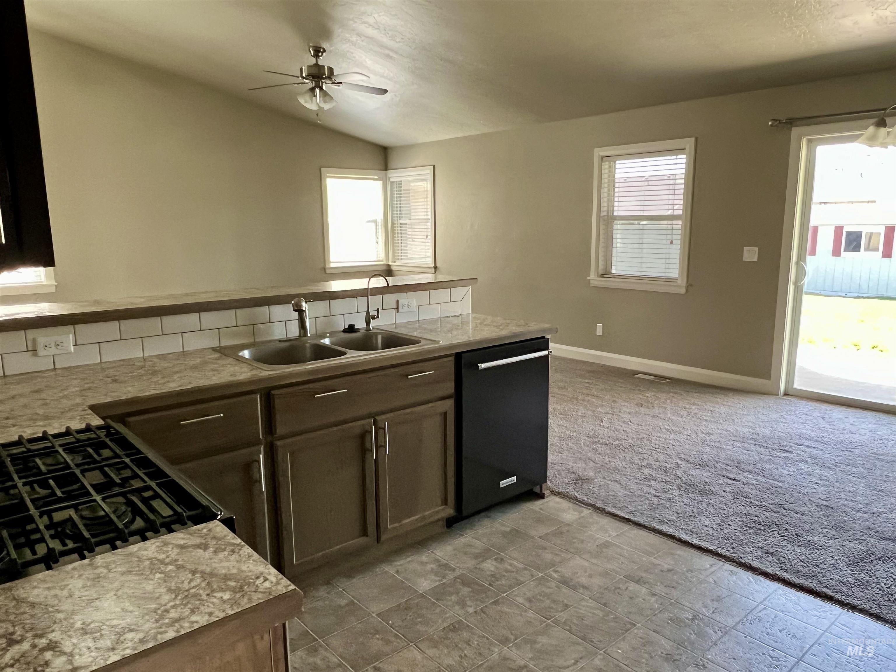 4691 N Christian
