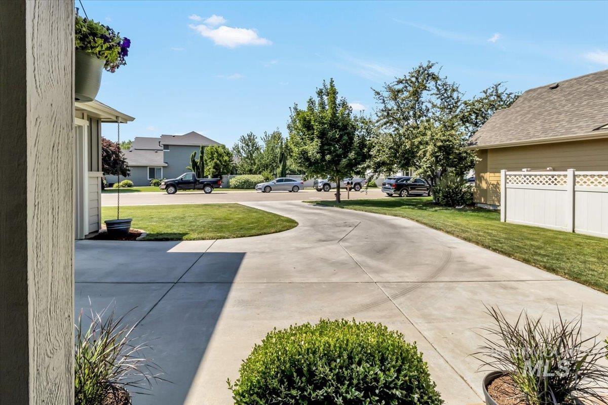 2074 W Maracay Dr