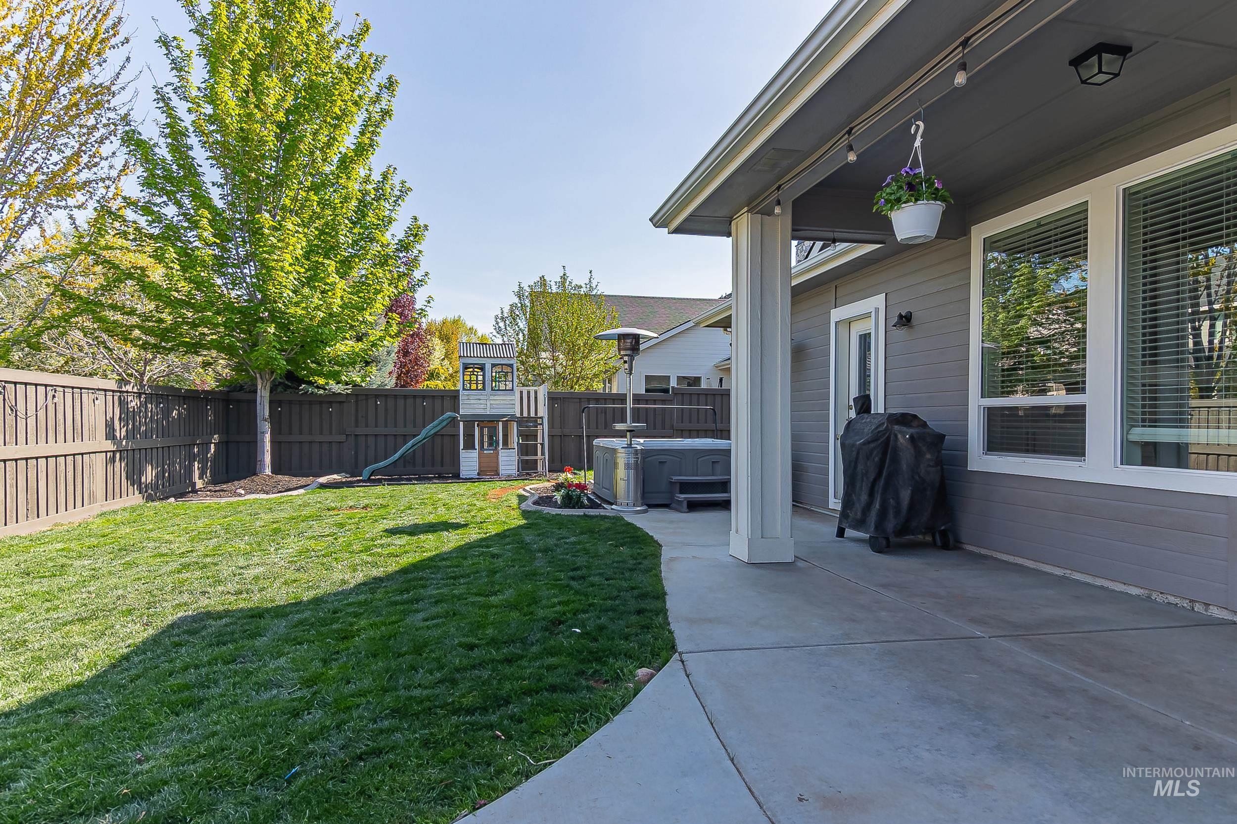 6052 N Mitchum Ave
