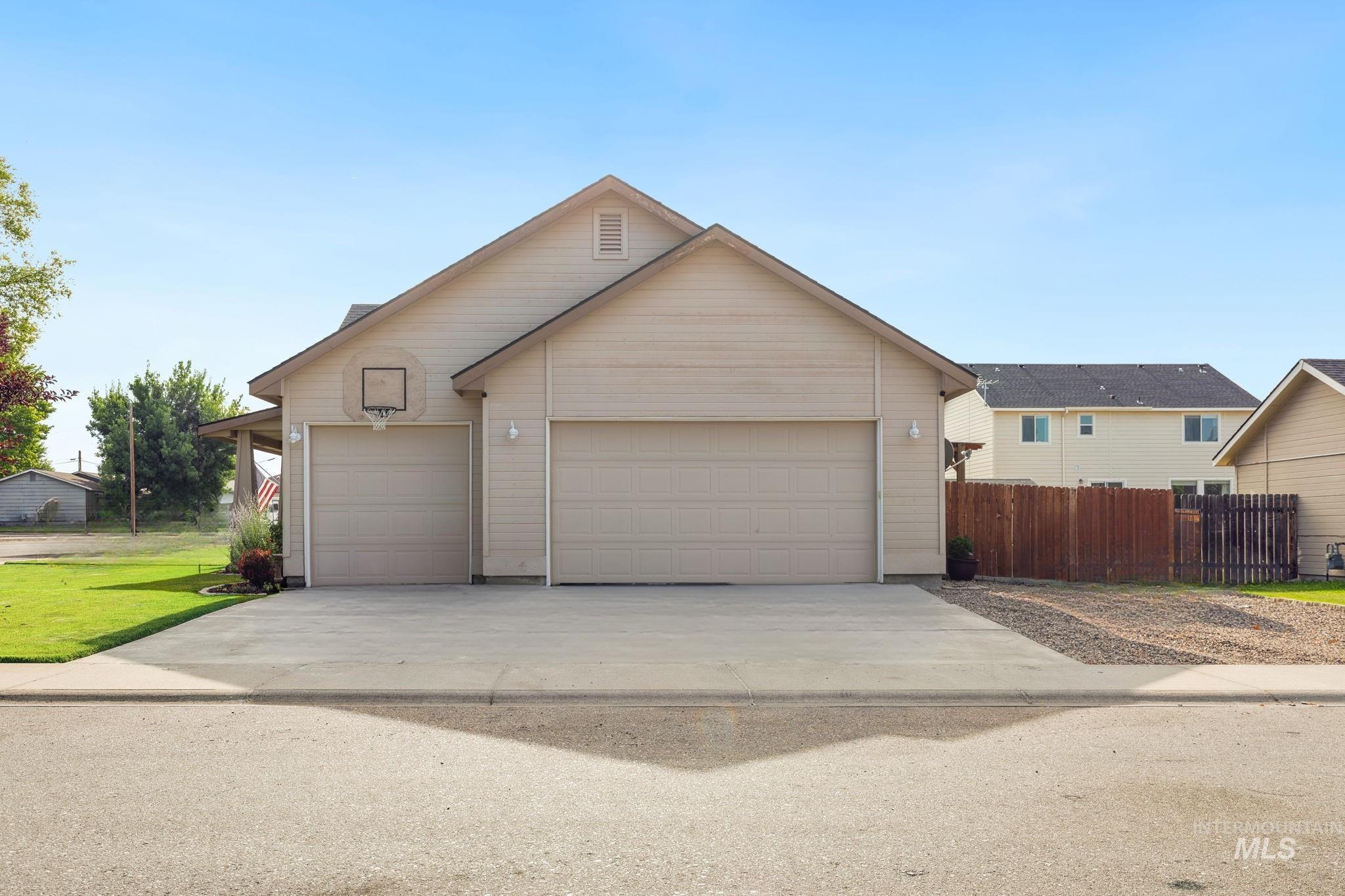 1325 E 15 North