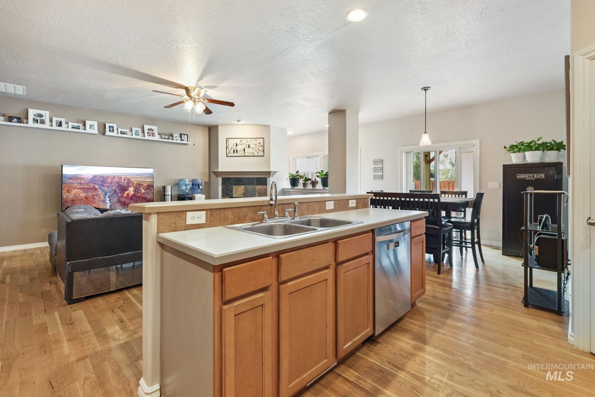 1325 E 15 North