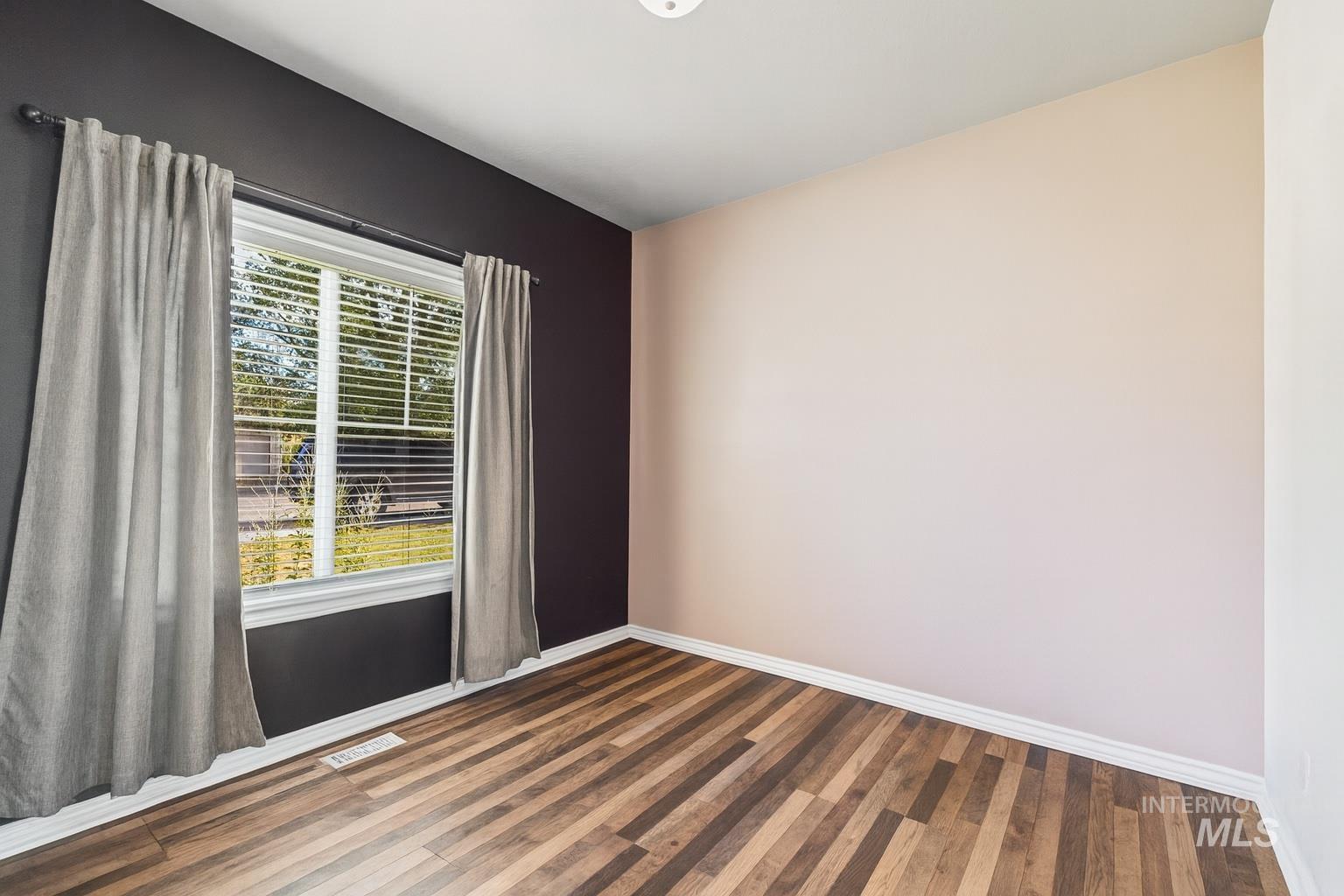 1325 E 15 North