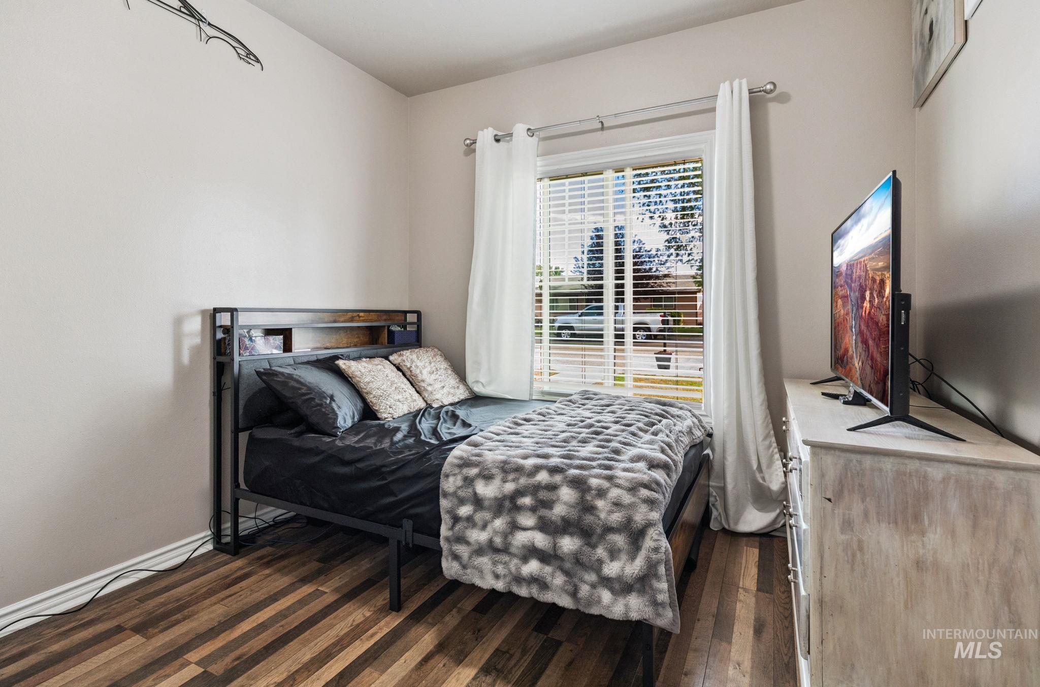 1325 E 15 North