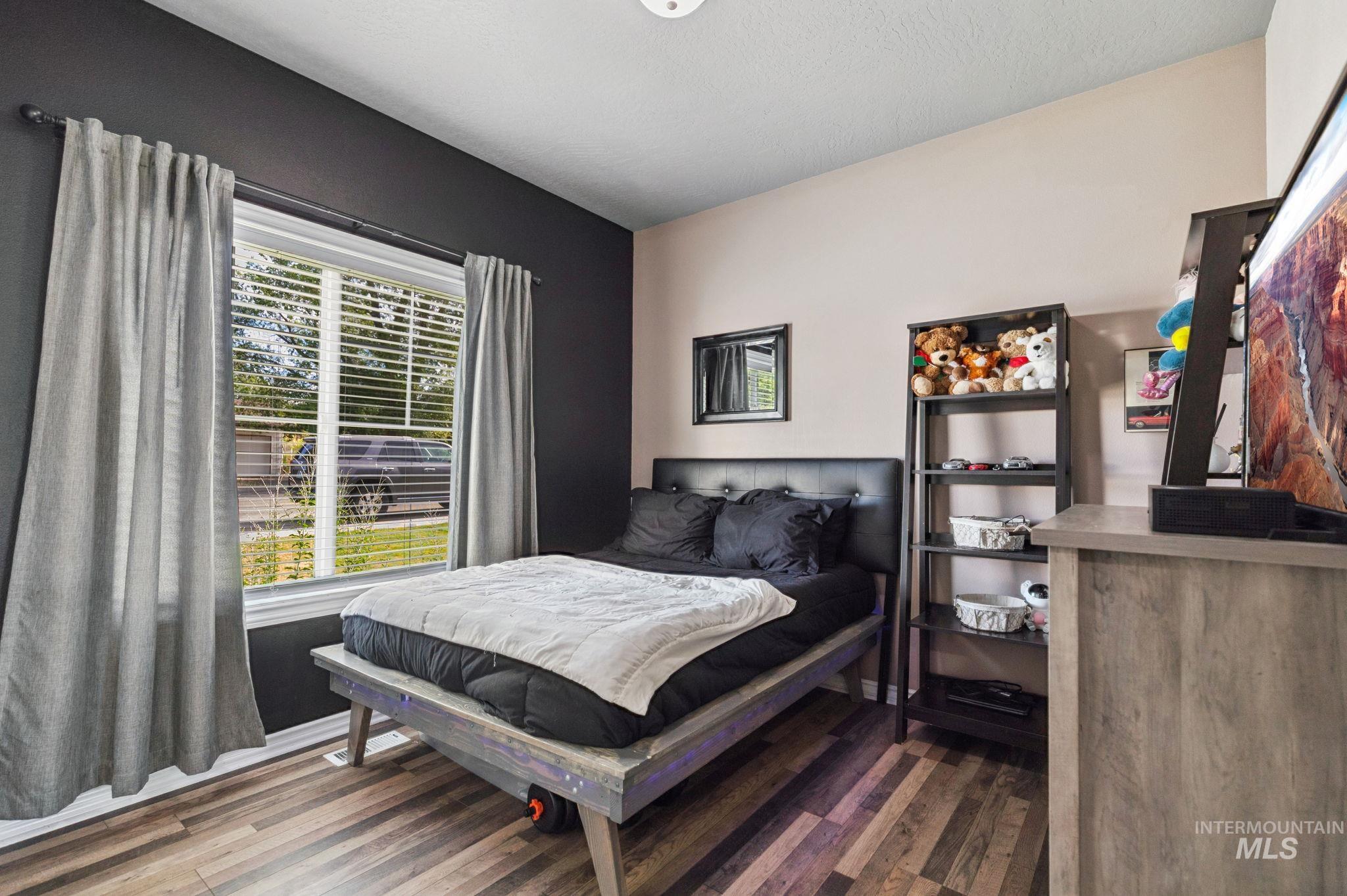 1325 E 15 North