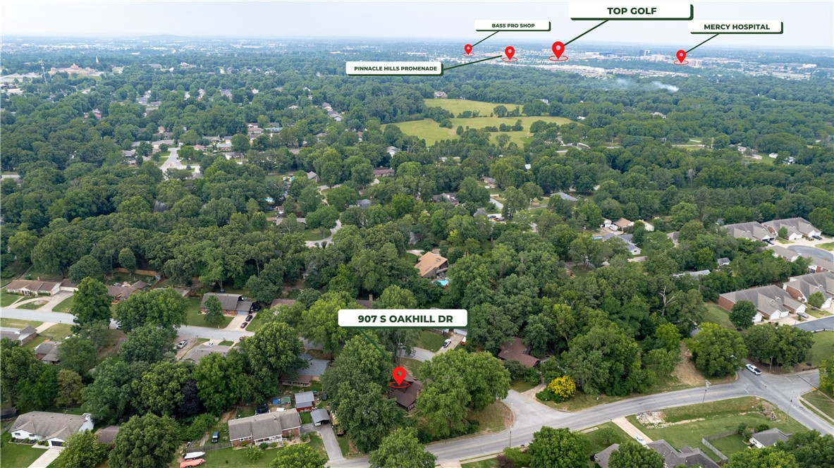 Aerial view of 907 S Oakhill Drive and its tree-lined neighborhood, with nearby landmarks marked.