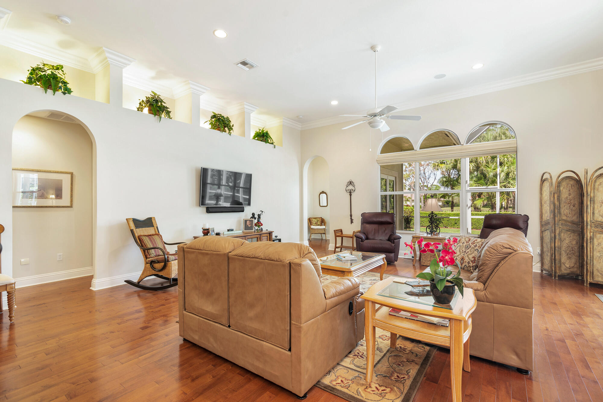 594 N Country Club Drive