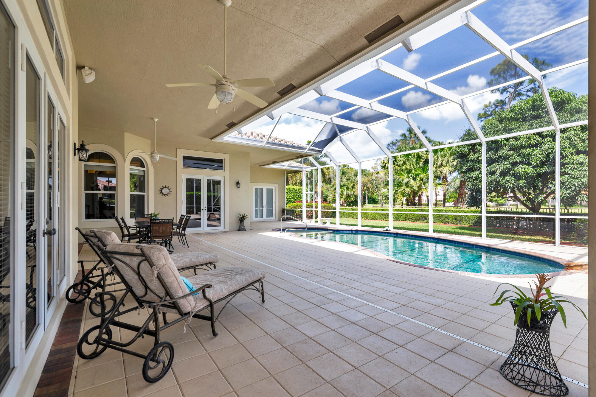 594 N Country Club Drive