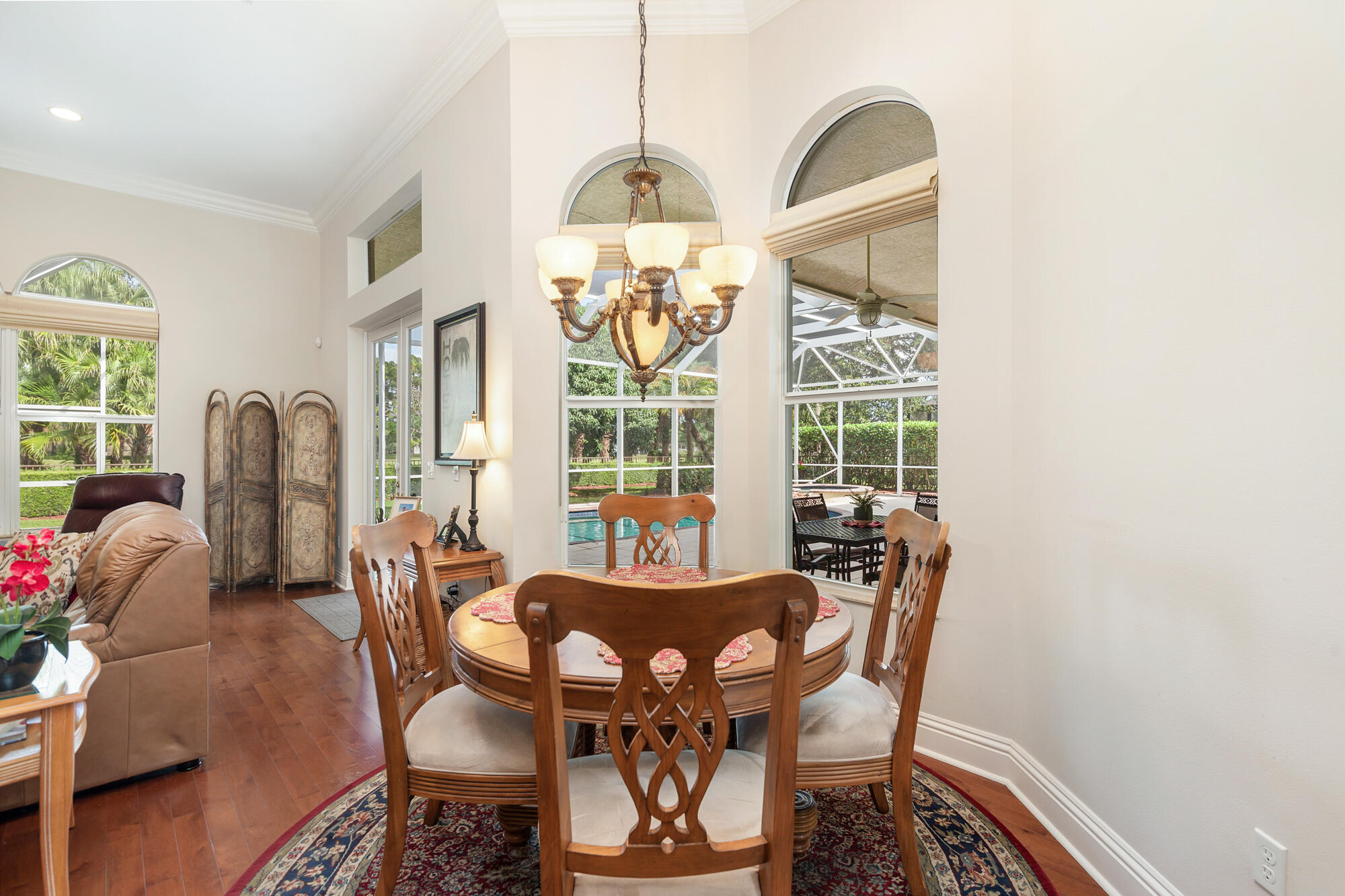 594 N Country Club Drive