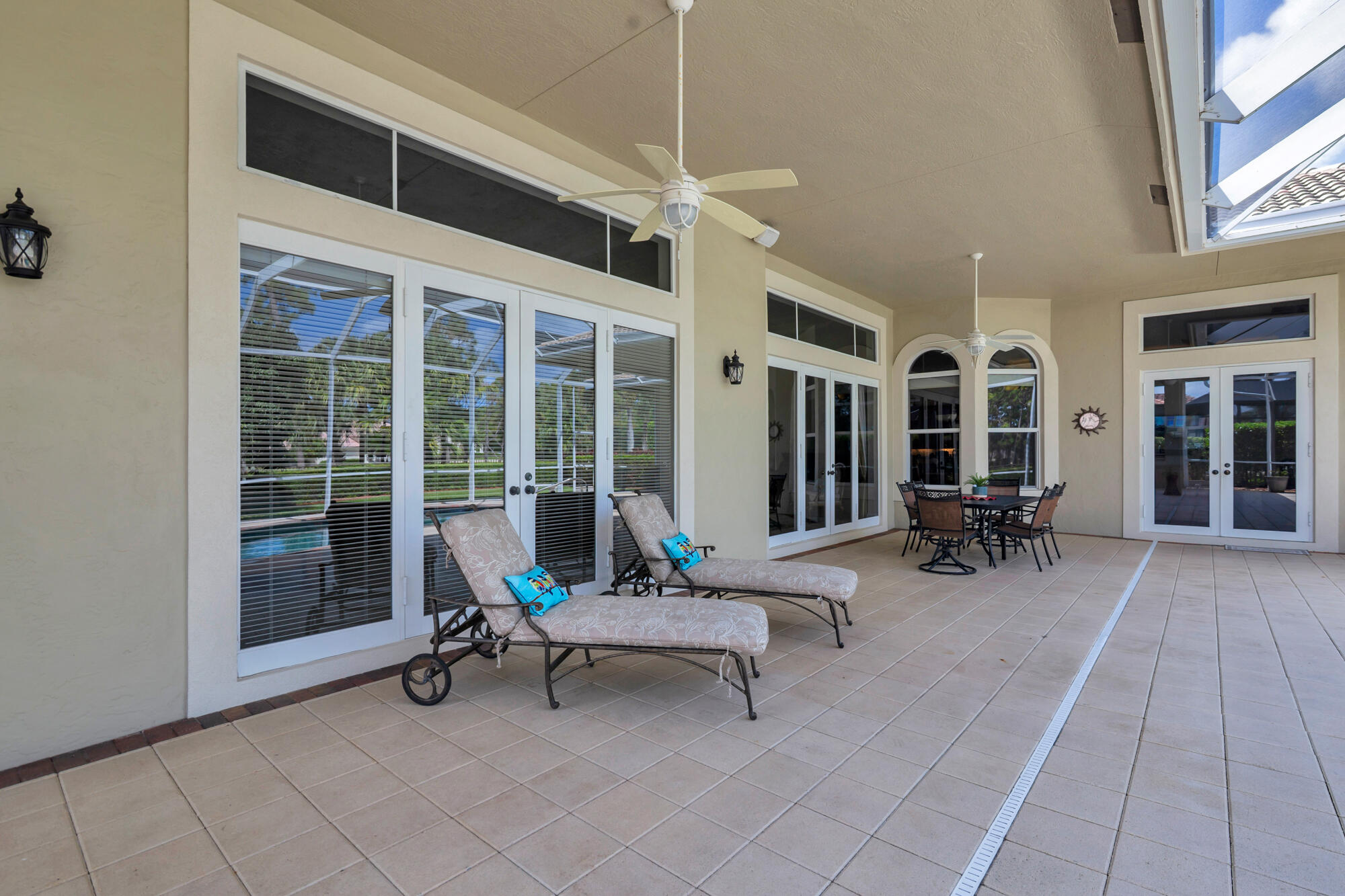 594 N Country Club Drive