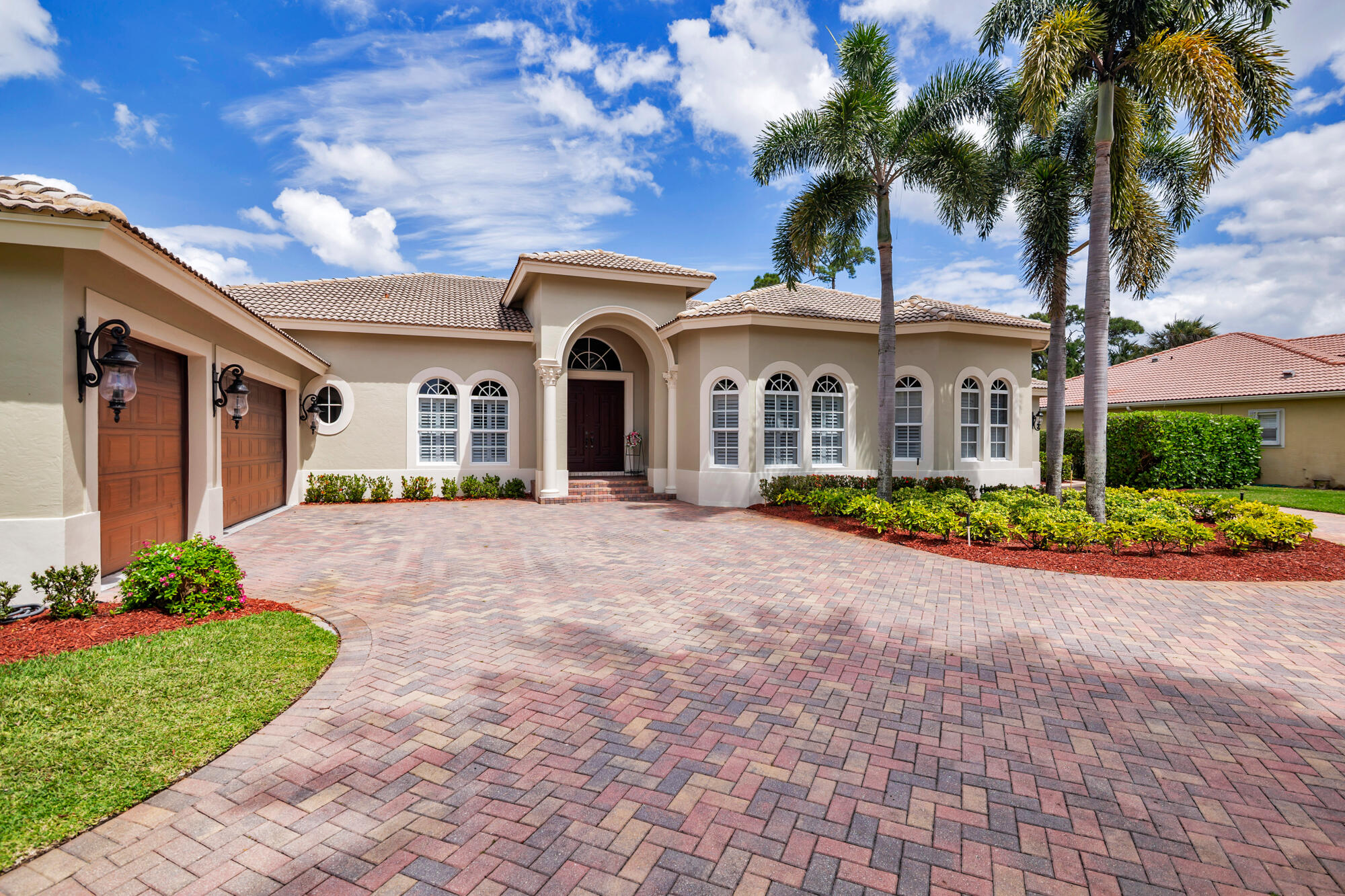 594 N Country Club Drive
