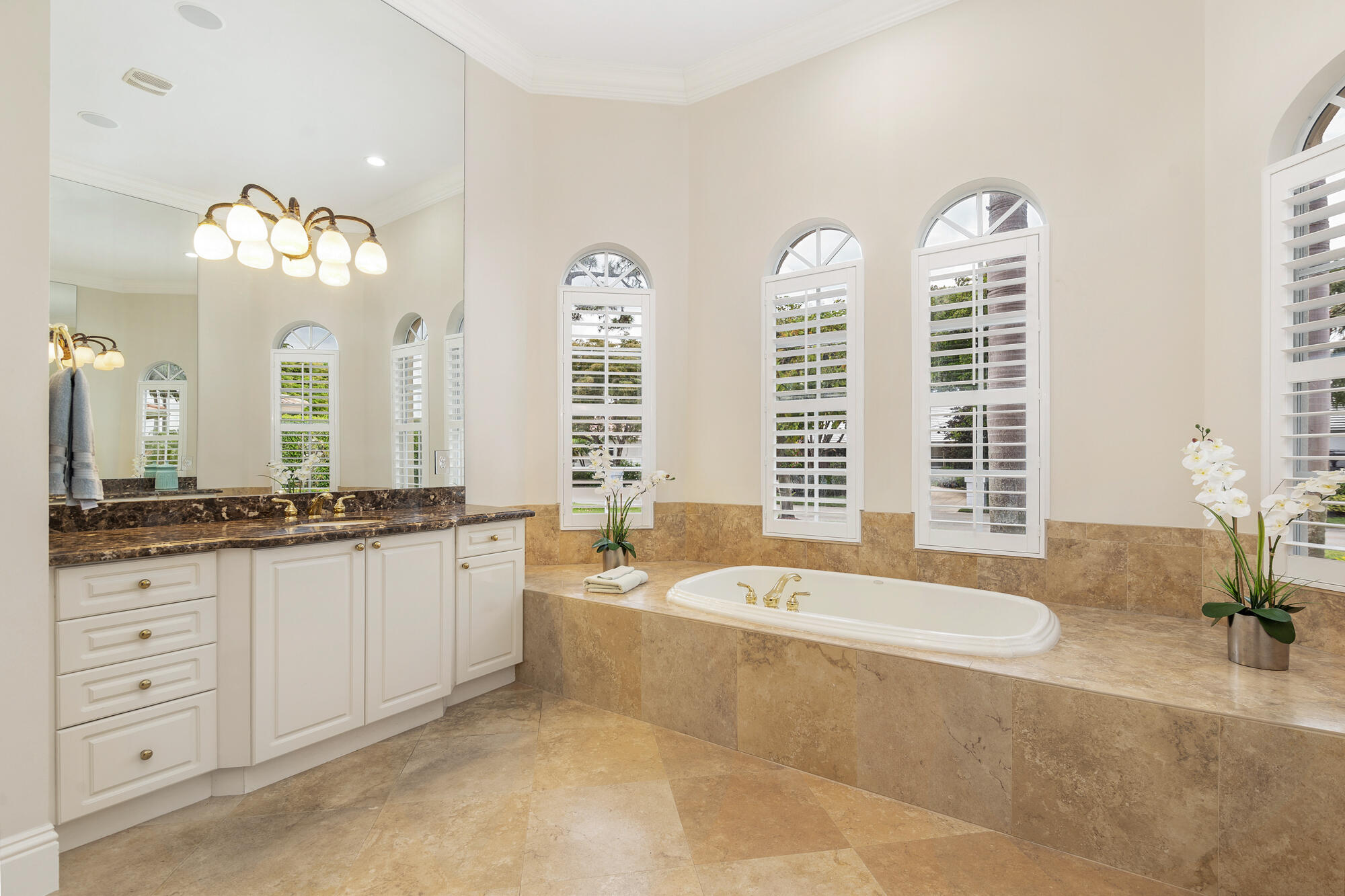 594 N Country Club Drive