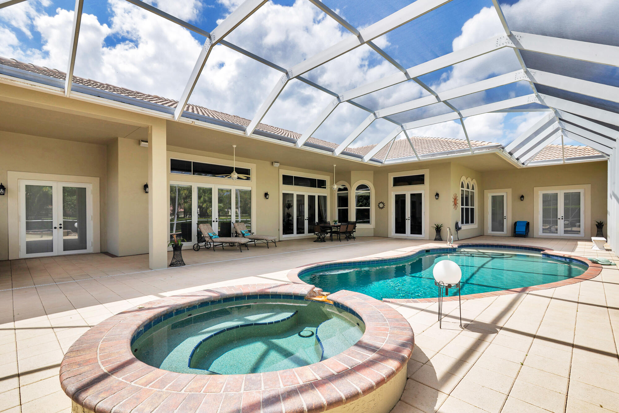 594 N Country Club Drive