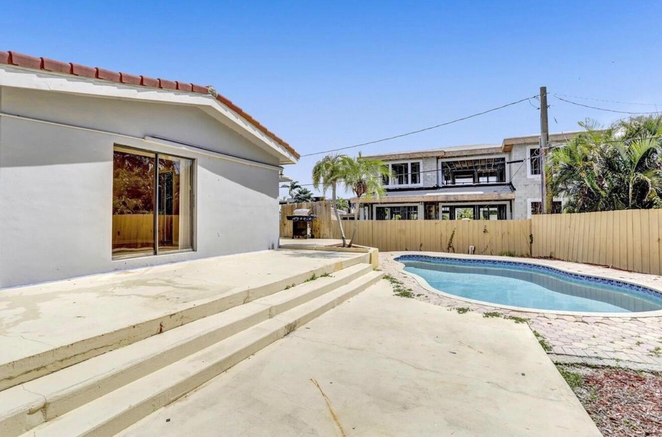 1425 NE 4TH Court