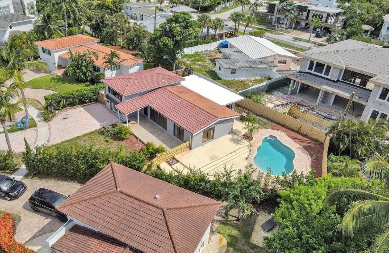 1425 NE 4TH Court
