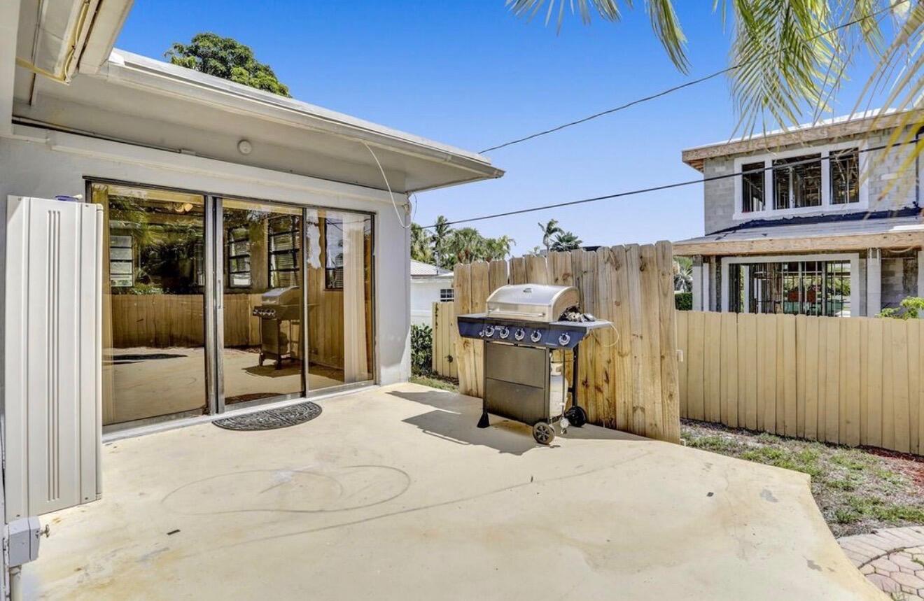 1425 NE 4TH Court