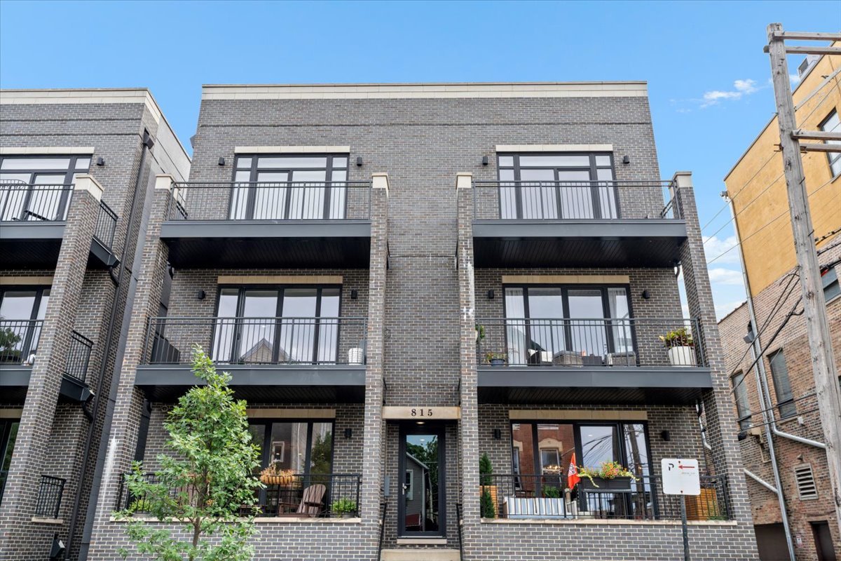 815 N PAULINA Street Unit: 2N