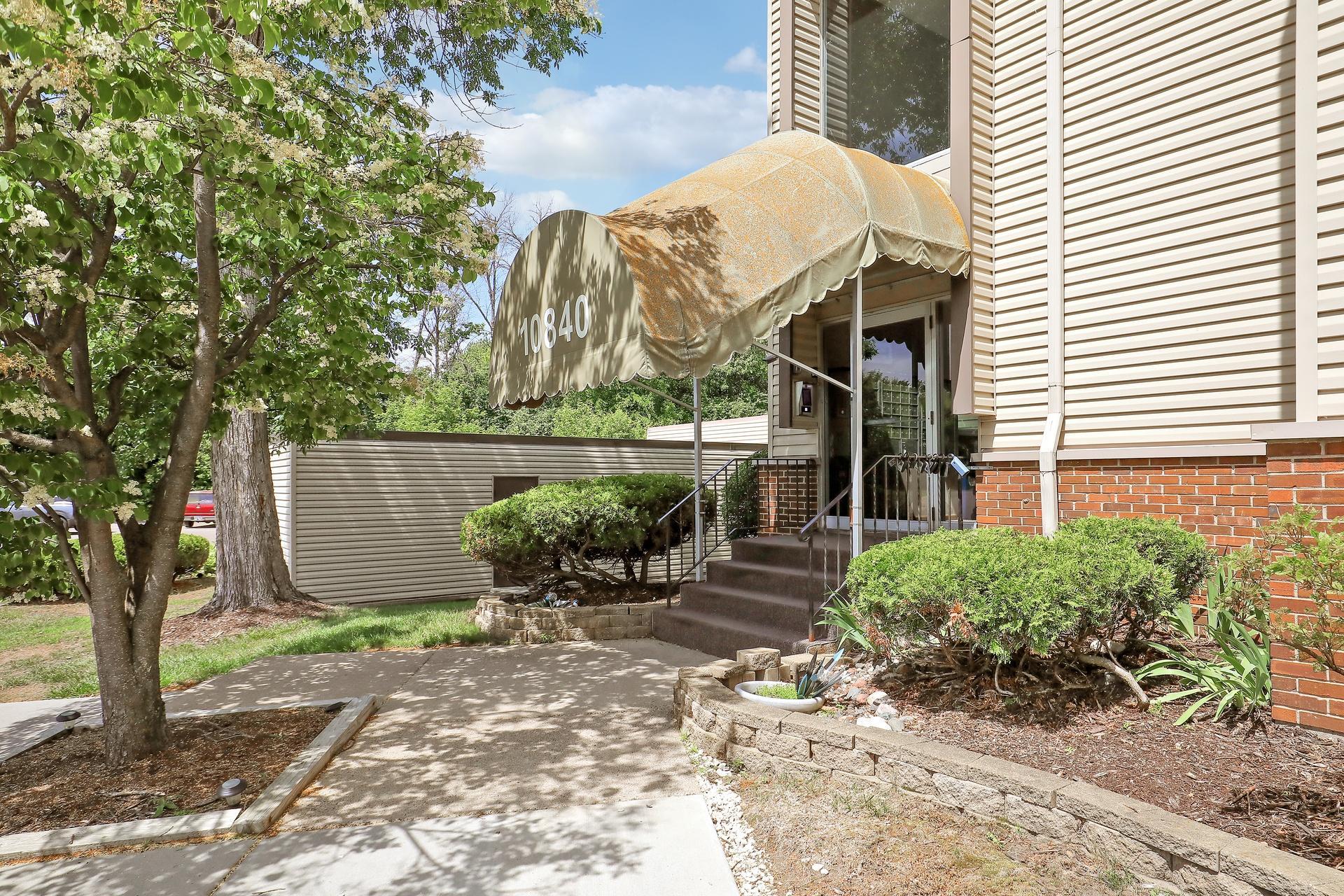 10840 Rockford Road Unit: 212
