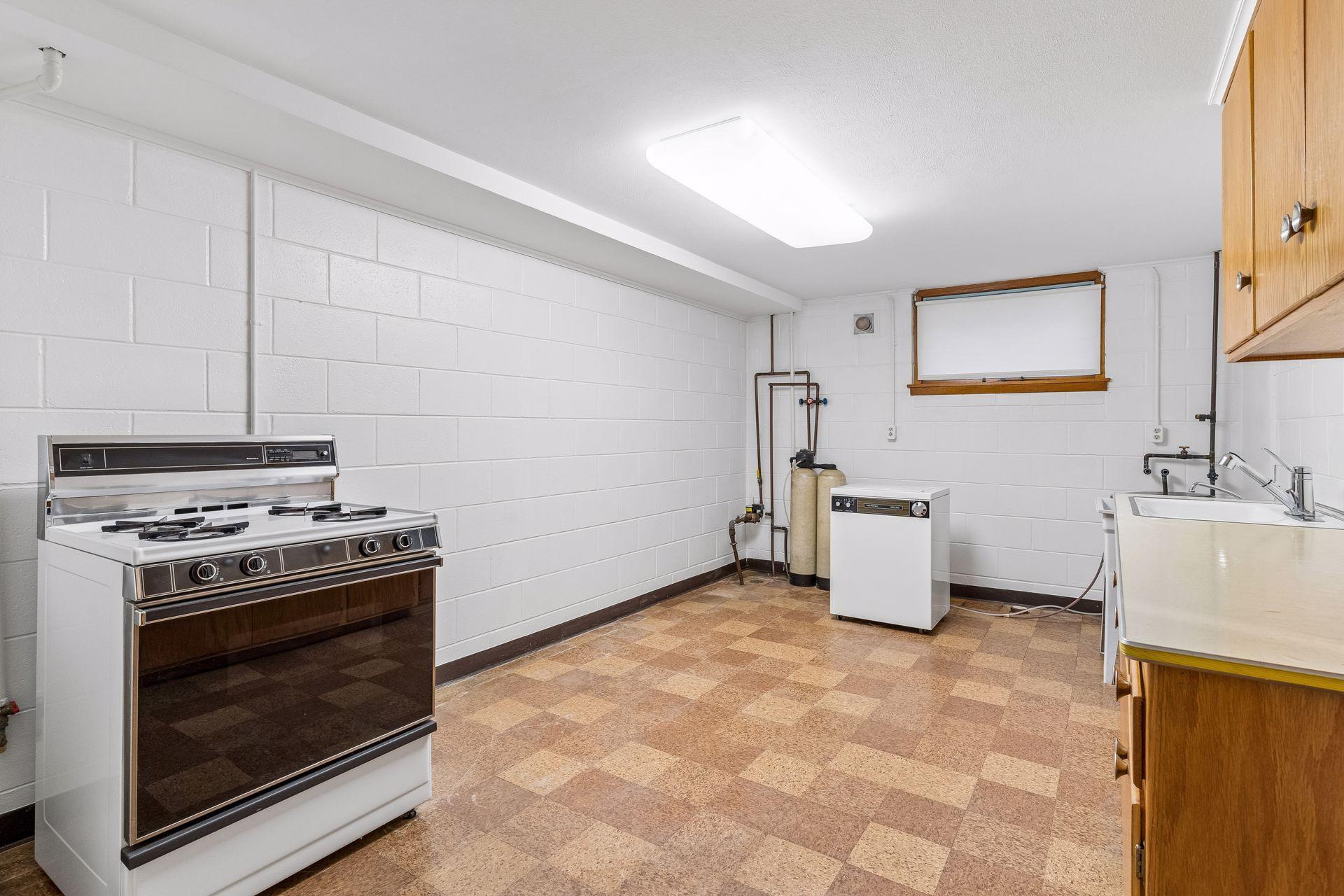 202 Ash Street W