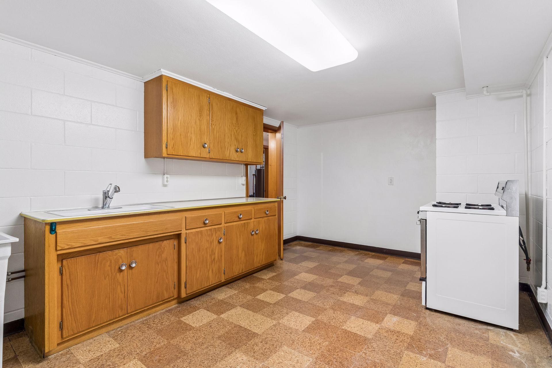 202 Ash Street W