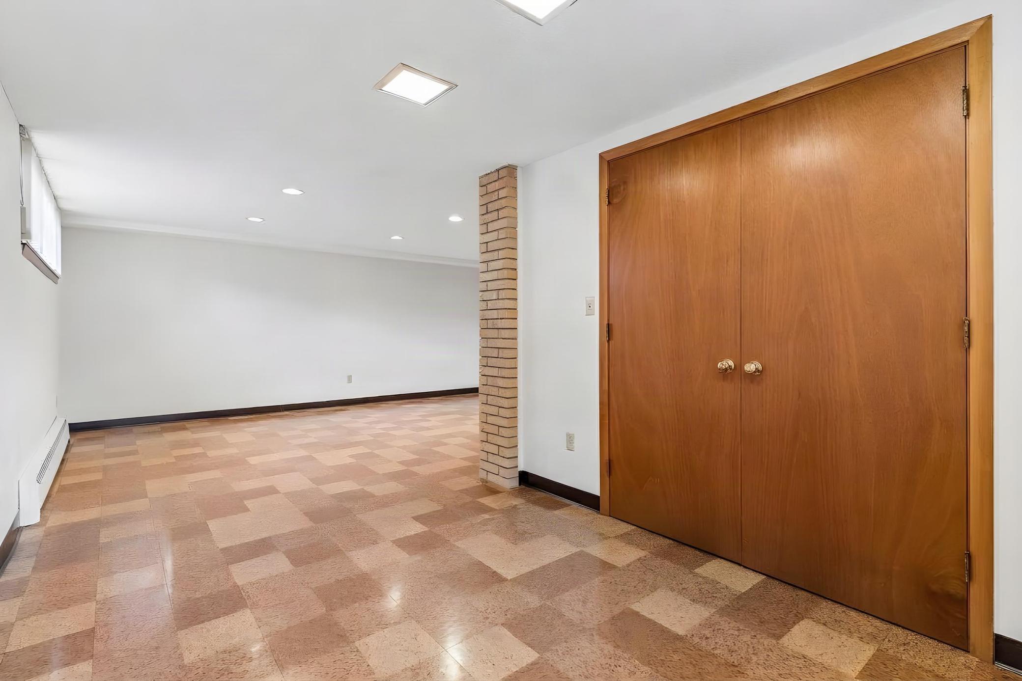 202 Ash Street W