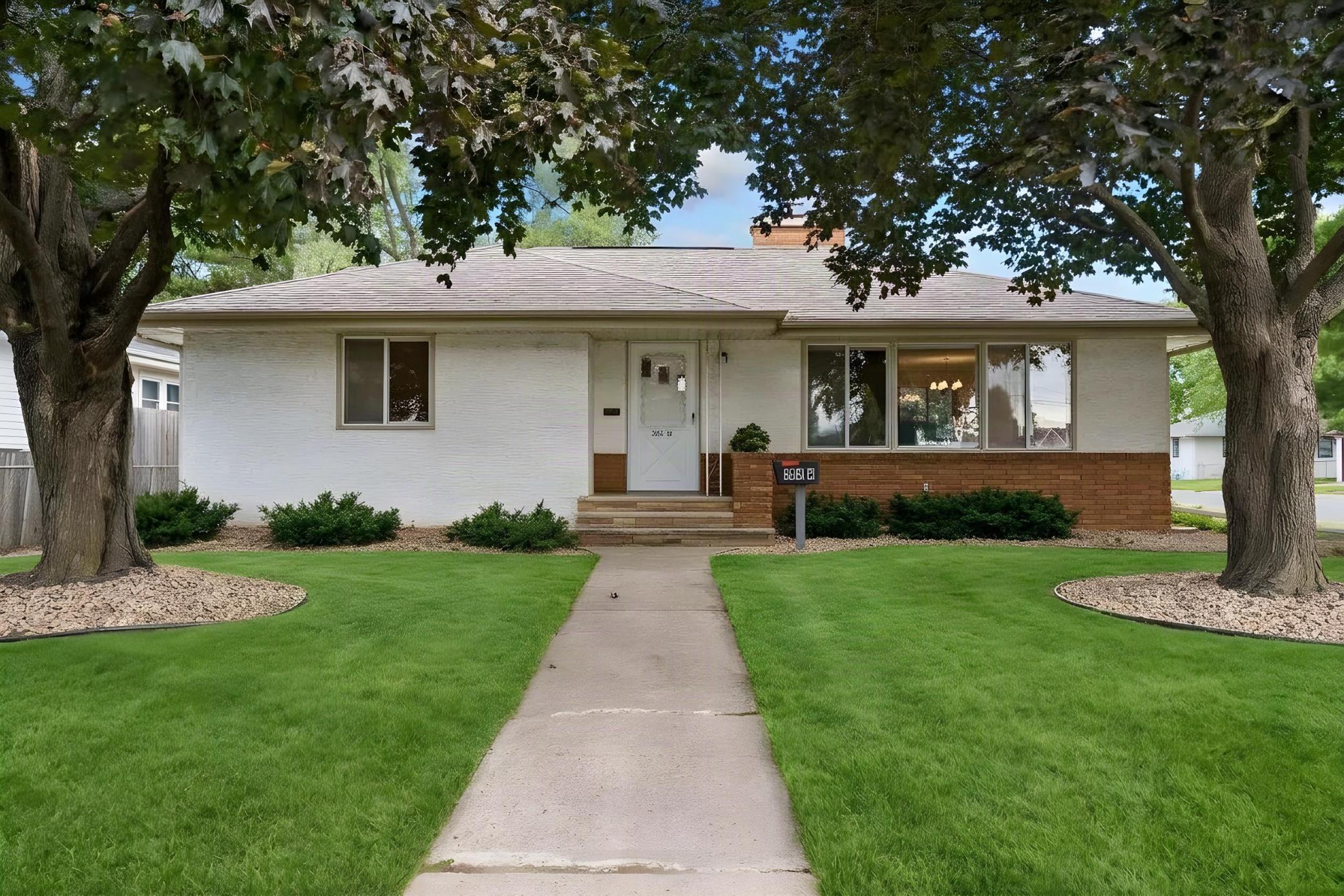 202 Ash Street W