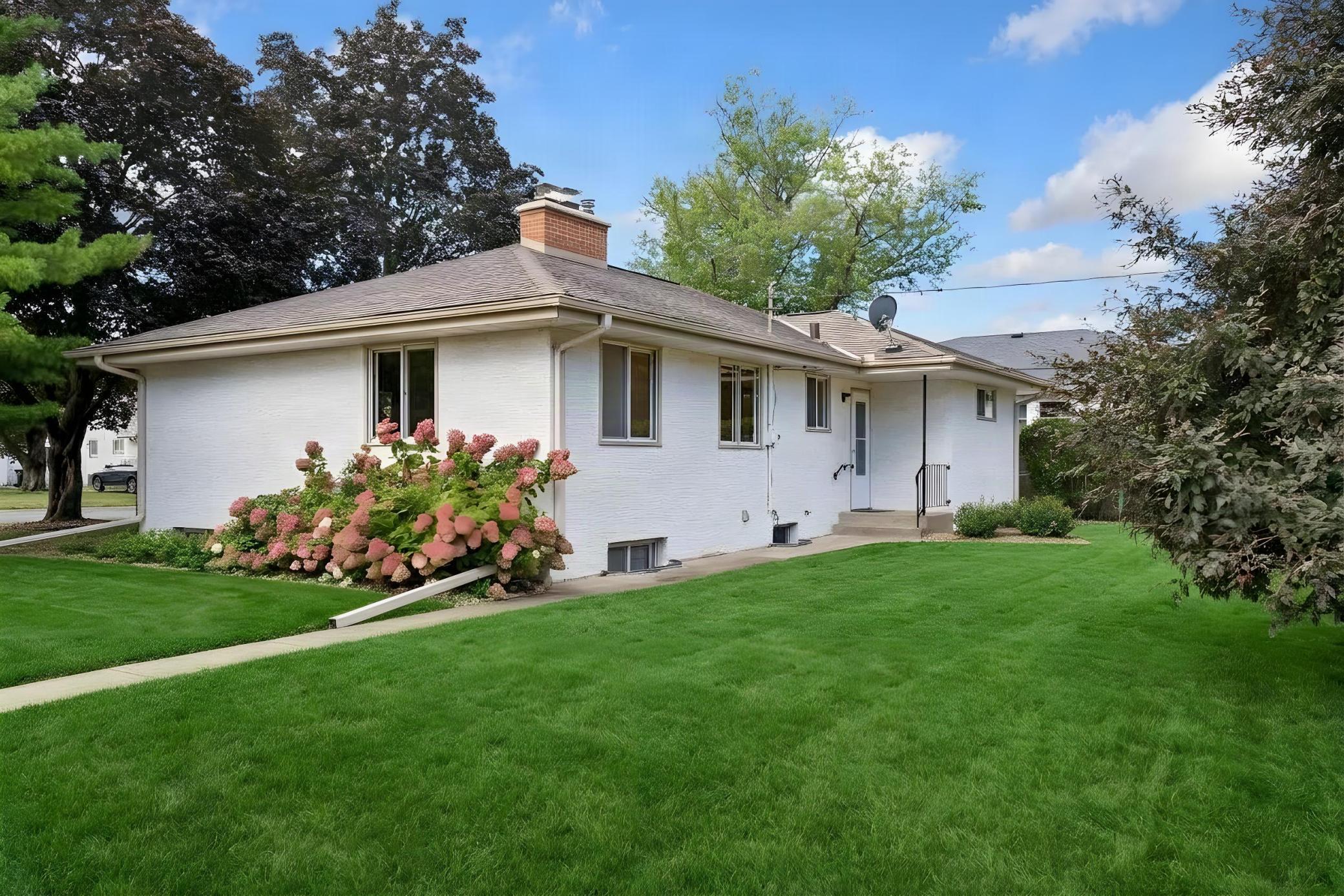 202 Ash Street W
