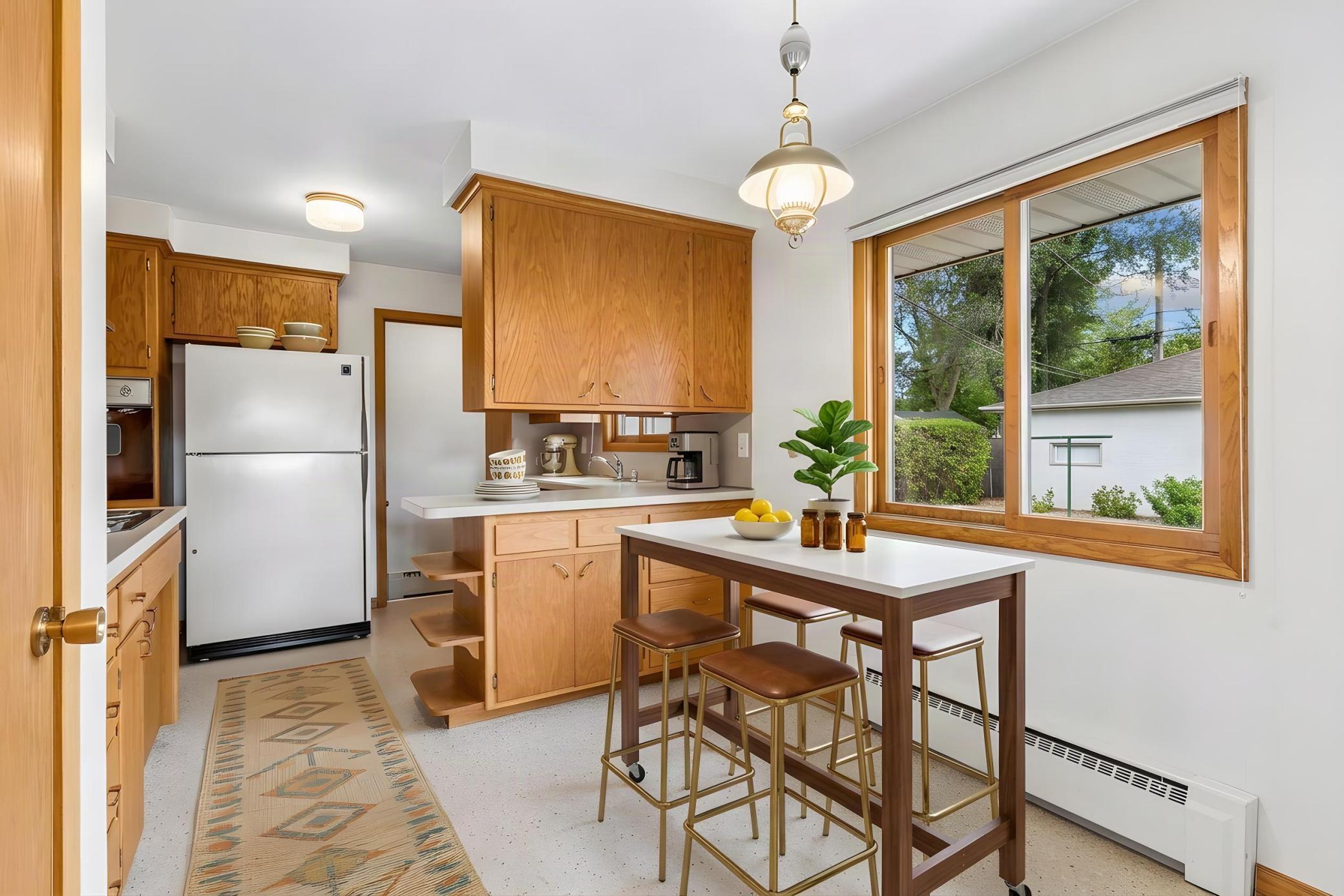 202 Ash Street W