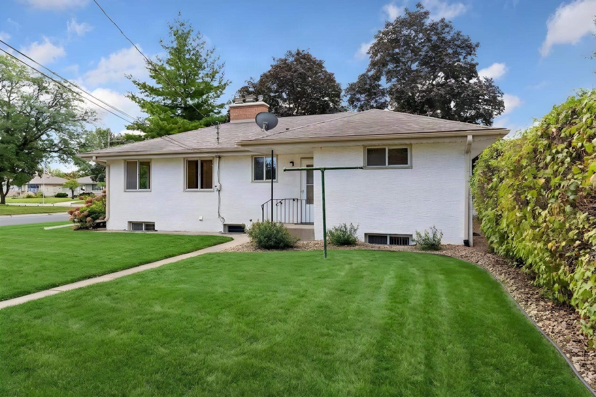 202 Ash Street W