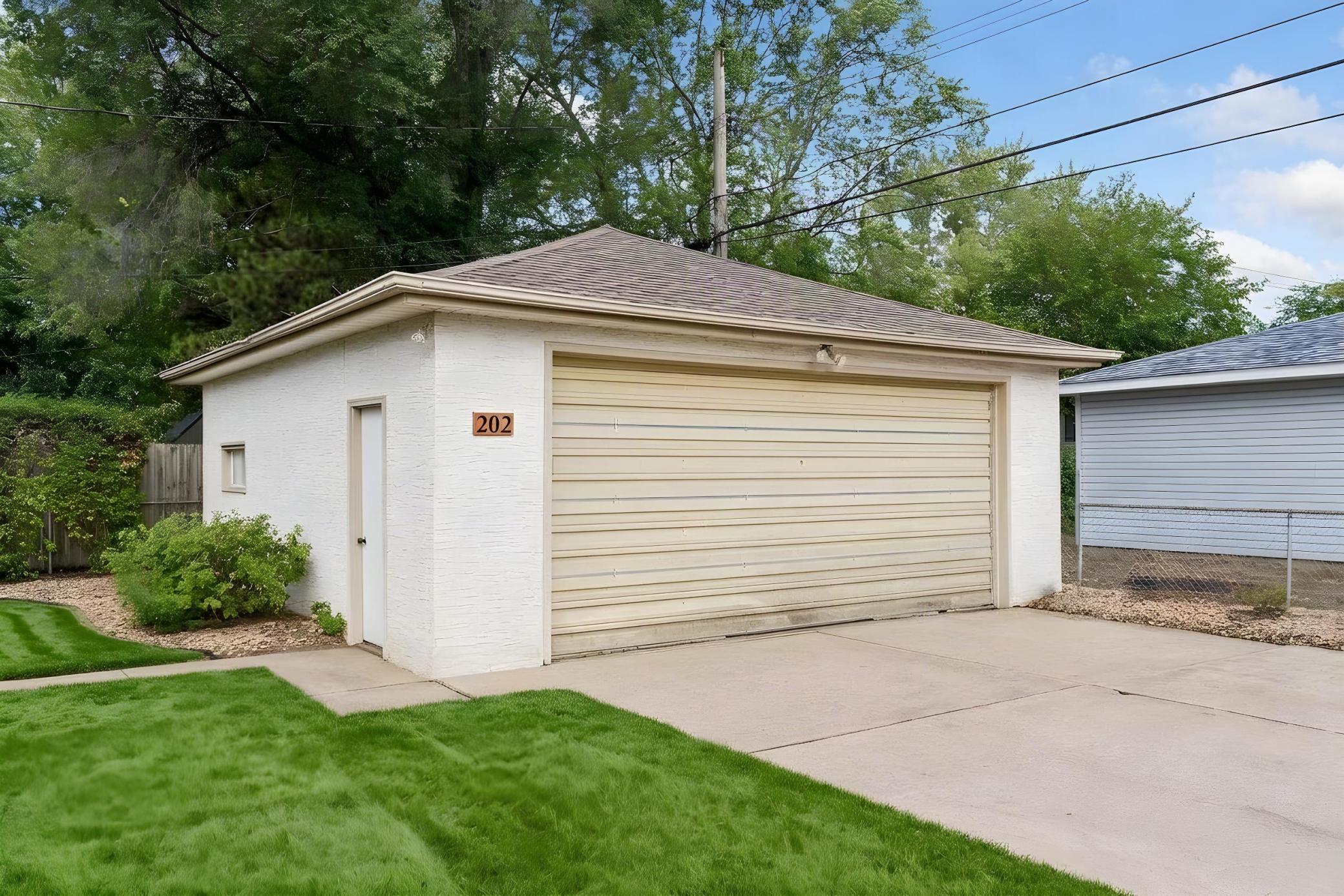 202 Ash Street W