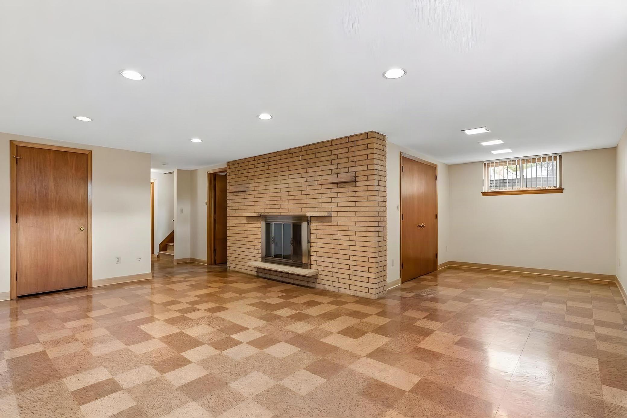 202 Ash Street W