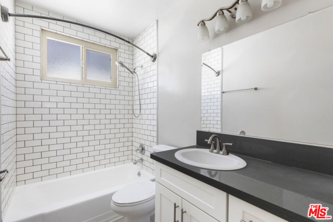 925 N Curson Ave Unit: 6