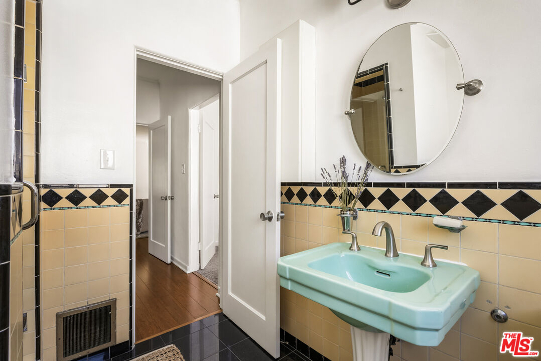 1147 S Westmoreland Ave Unit: 2