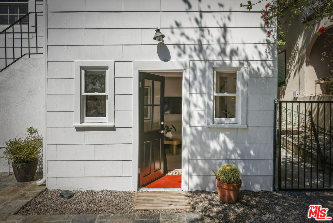 3831 Fernwood Ave