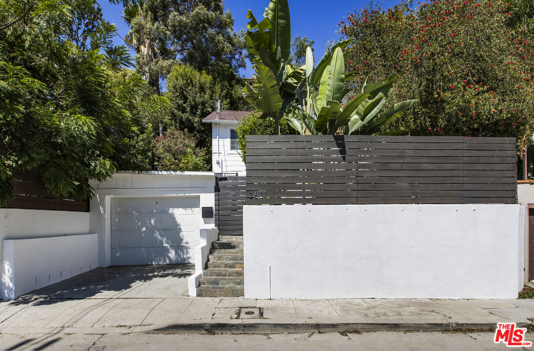 3831 Fernwood Ave