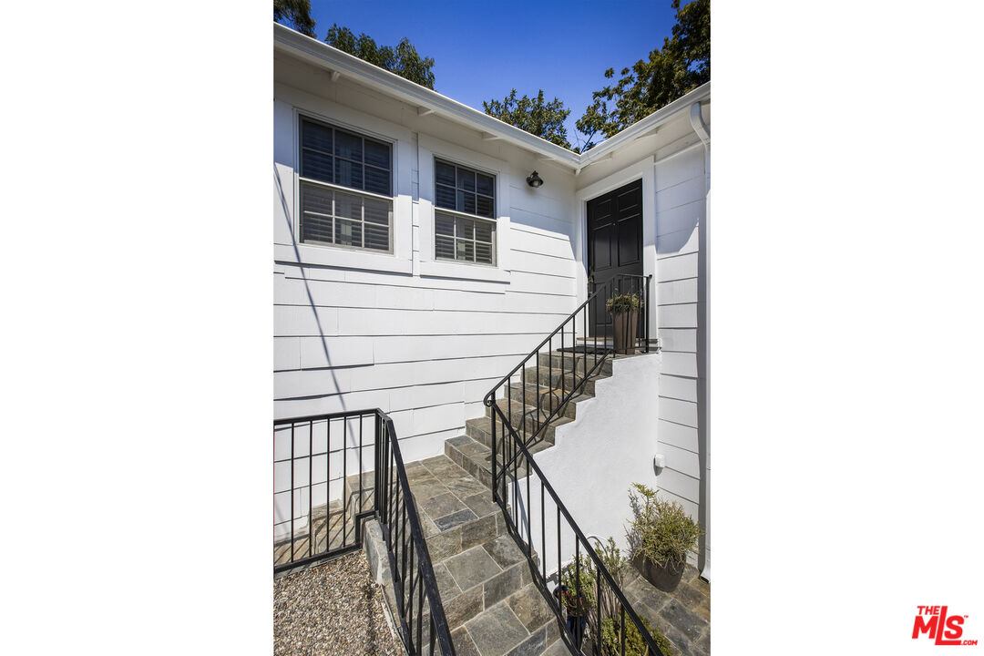 3831 Fernwood Ave